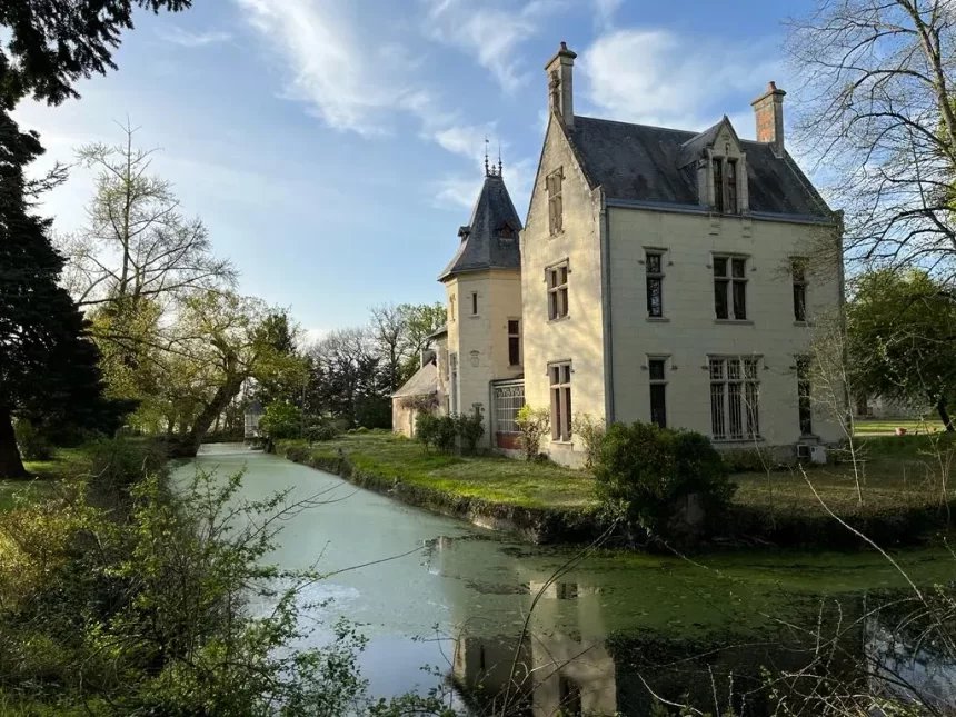 Renovated Chateau for Sale in Saumur - 550 m², 6.6 ha Park