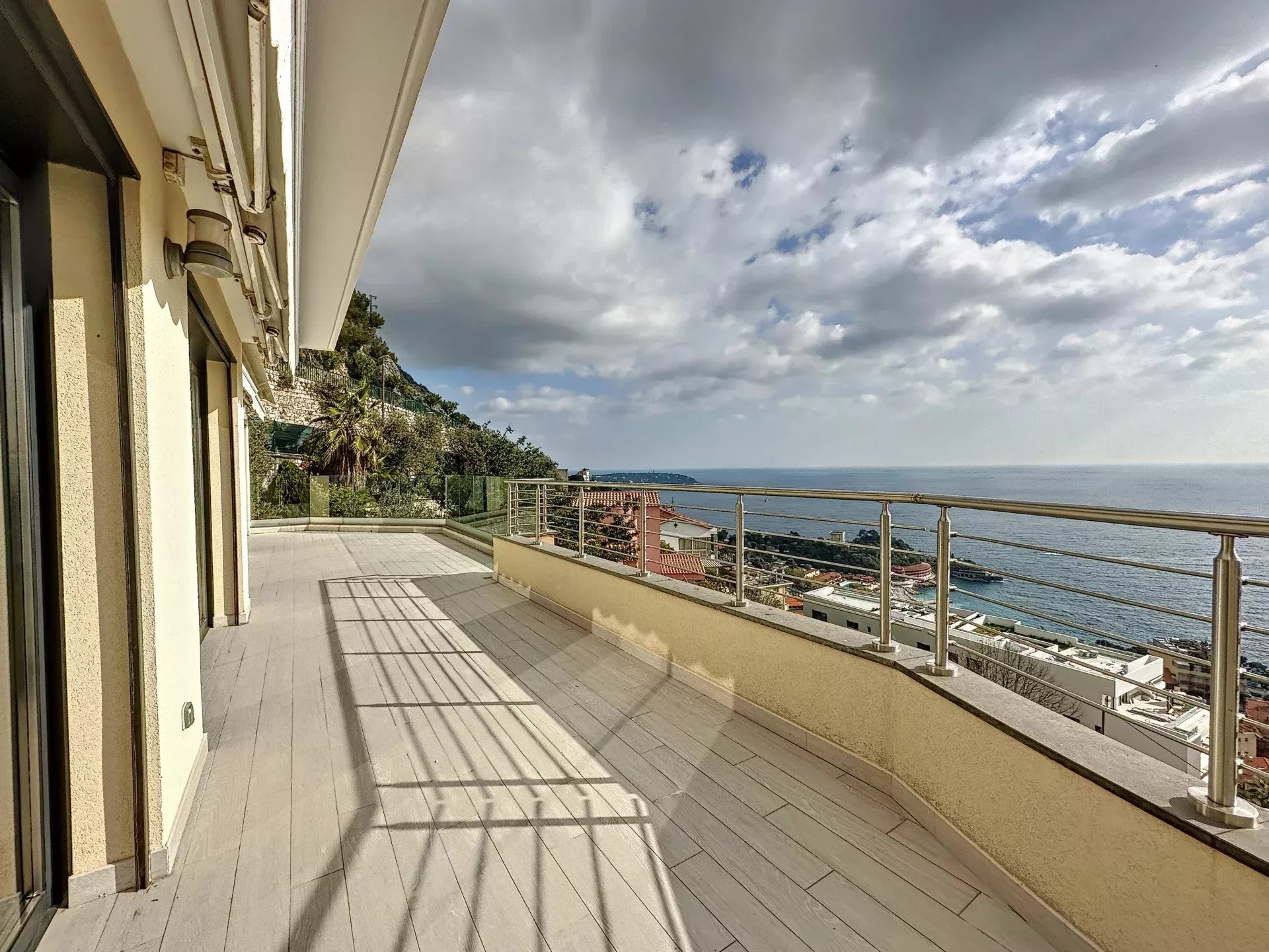 LUXURIOUS NEW APARTMENT DIRECTLY ON THE MONACO BORDER