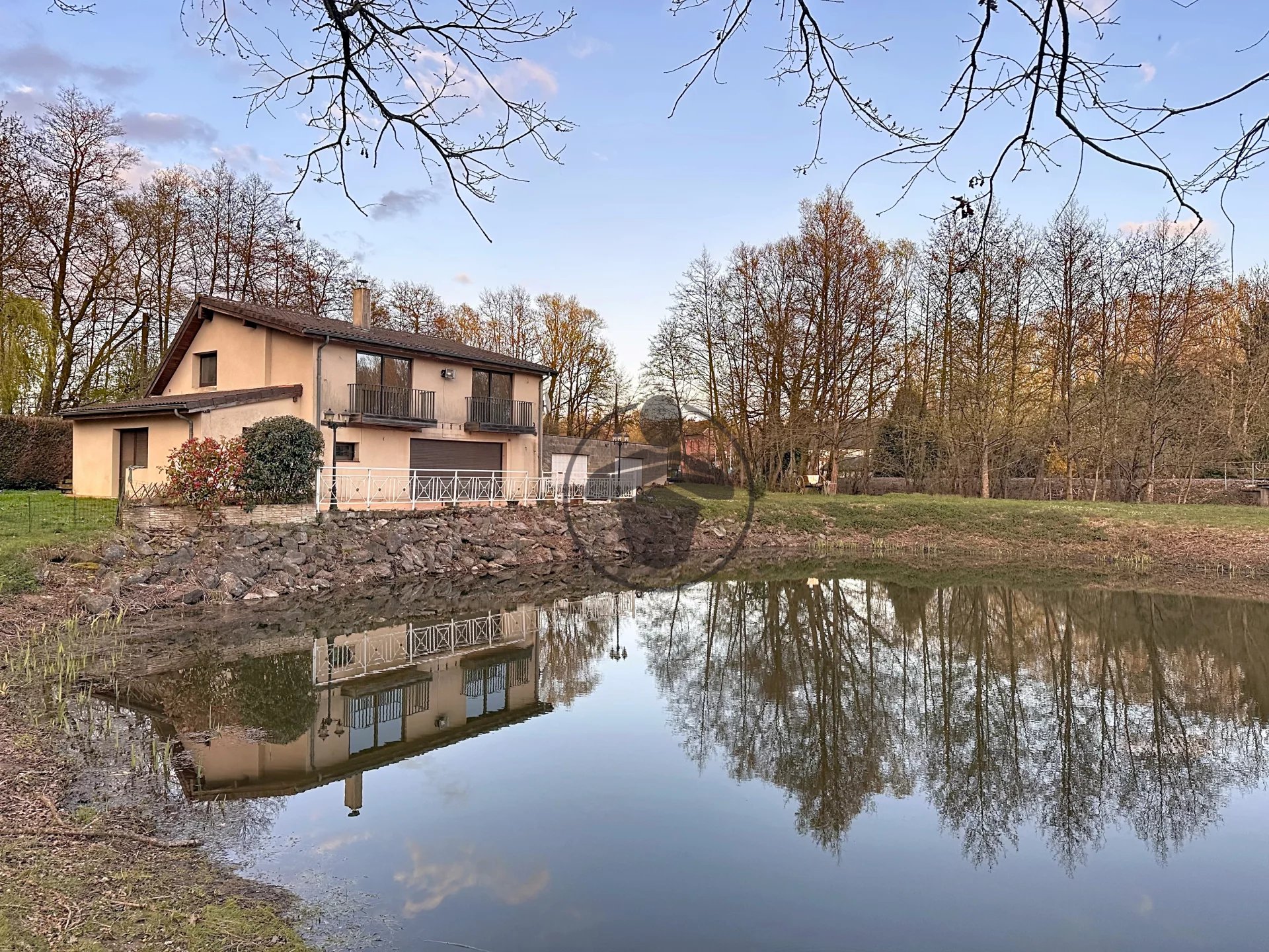 Maison familiale avec étang