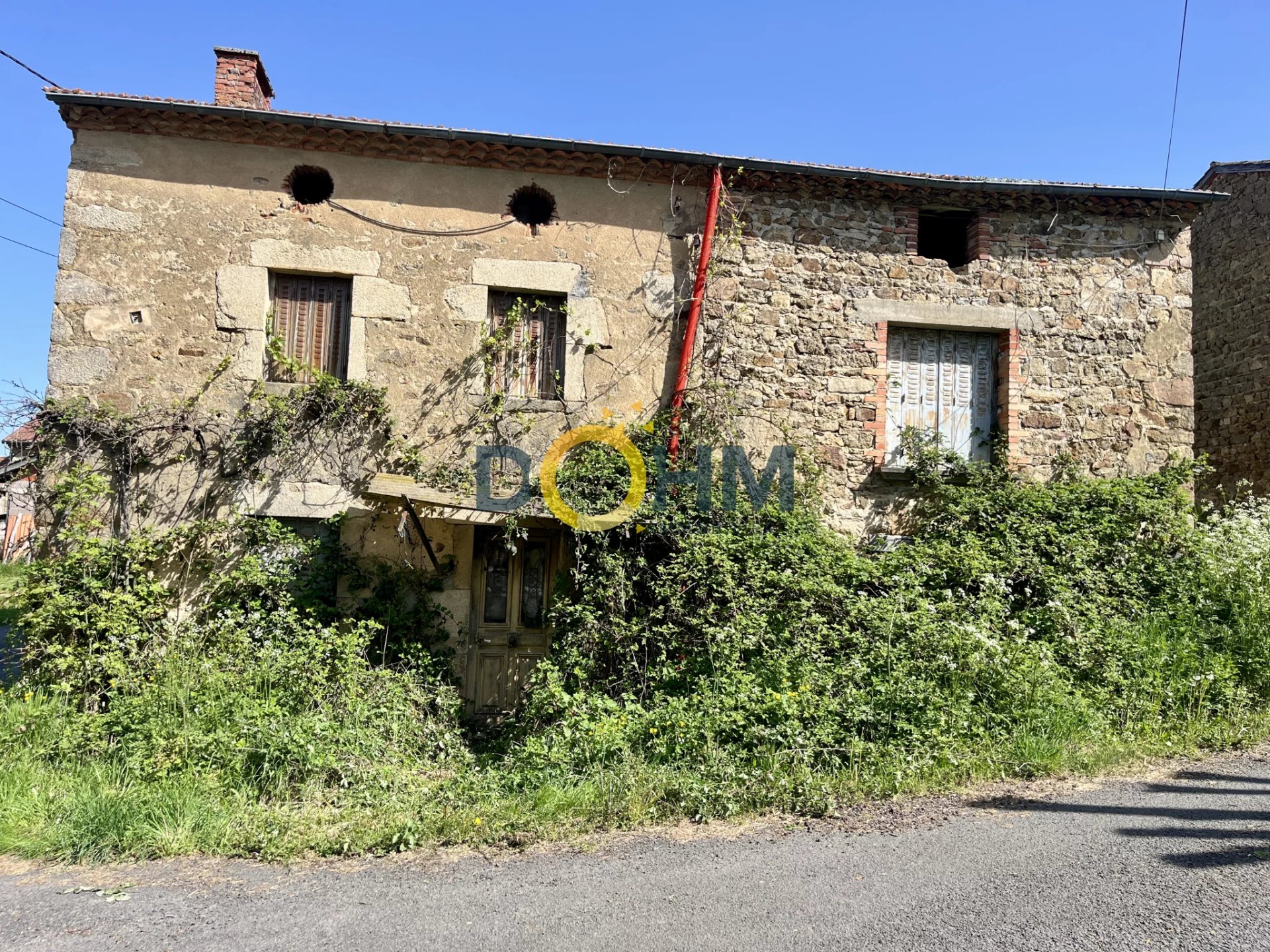 Maison en pierre à rénover entièrement   4 chambres   Condat