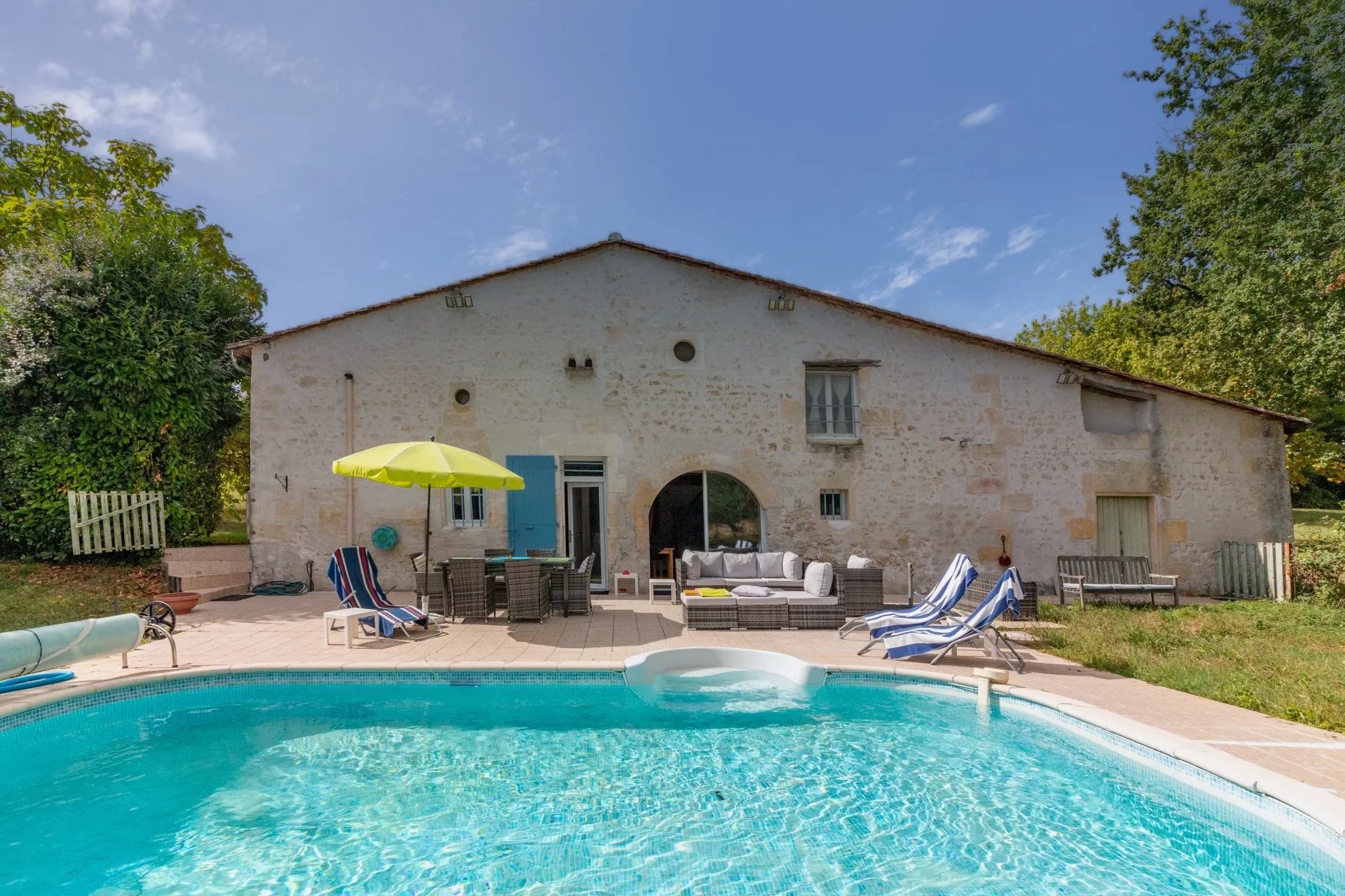 Belle propriété de caractère avec piscine et annexe dans un emplacement fabuleux (potentiel de revenus immédiats)