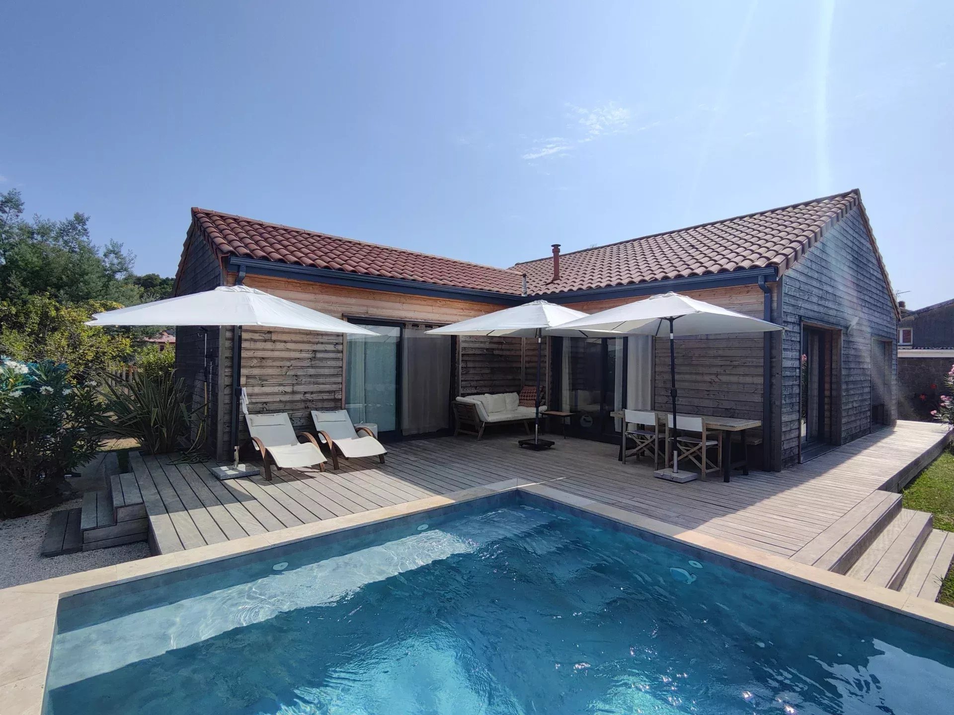 Beautiful single storey wooden house with pool and garden