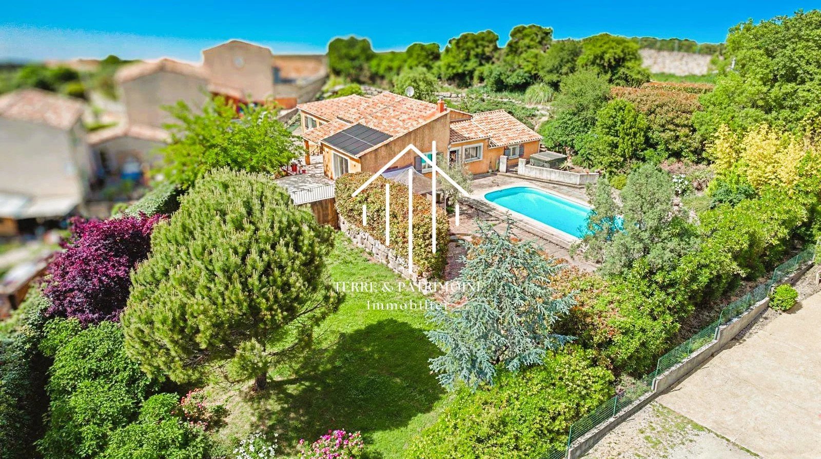 Villa de plain-pied avec piscine et jacuzzi, dans un environnement calme et verdoyant à Meyrannes.