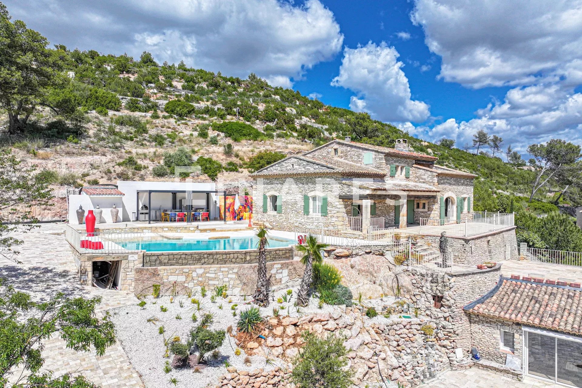 PARFAITE ALCHIMIE -  Villa T5 de 230m2 +  Appartement T3 de 70m2 + Dépendance + Terrain 3900m2 + Piscine – Quartier Les Barnouins  / Proximité IBS - 13170 Les Pennes Mirabeau