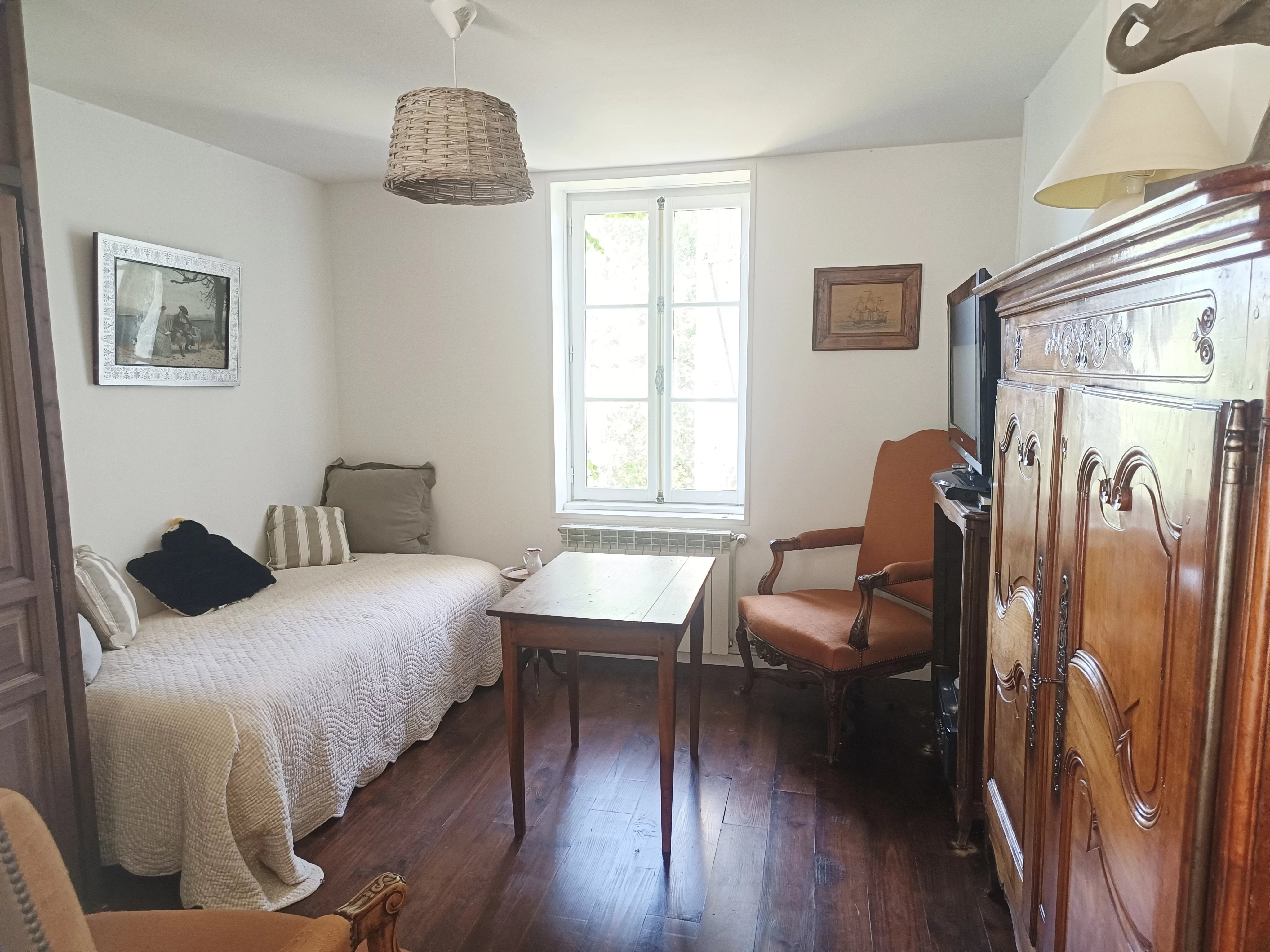 MAISON FAMILIALE DE CARACTÈRE AVEC PISCINE ET DE NOMBREUSES DÉPENDANCES — photo 17
