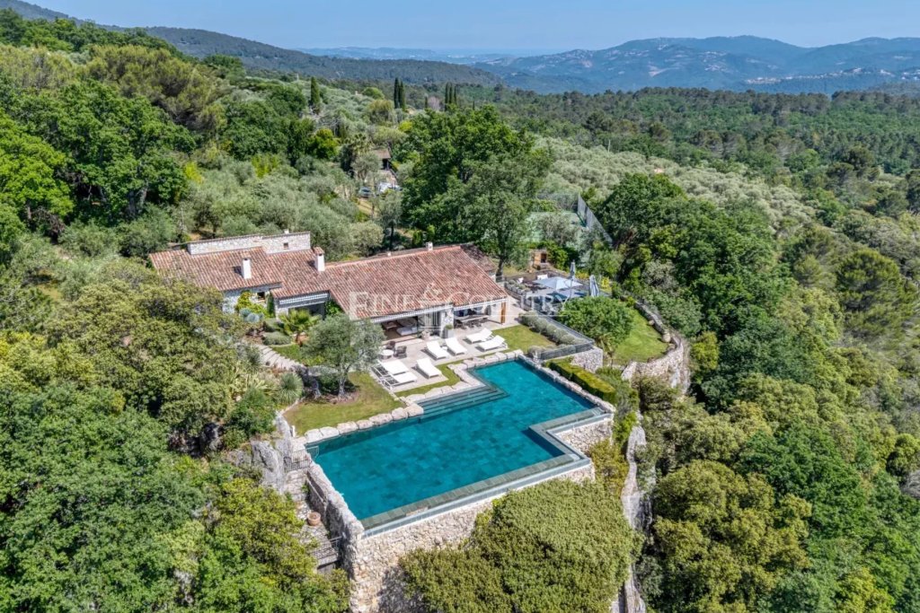 Villa for sale in Saint Cezaire sur Siagne — Estate for sale in Saint-Cezaire-sur-Siagne