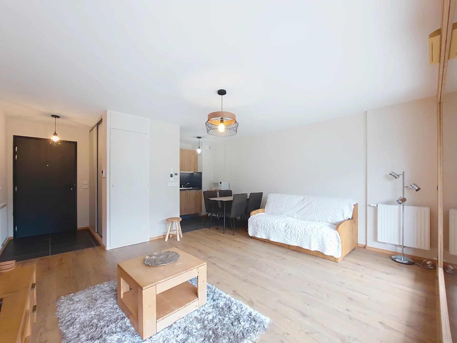 MAGNIFICENT RECENT 1 BEDROOM APARTMENT WITH GARAGE