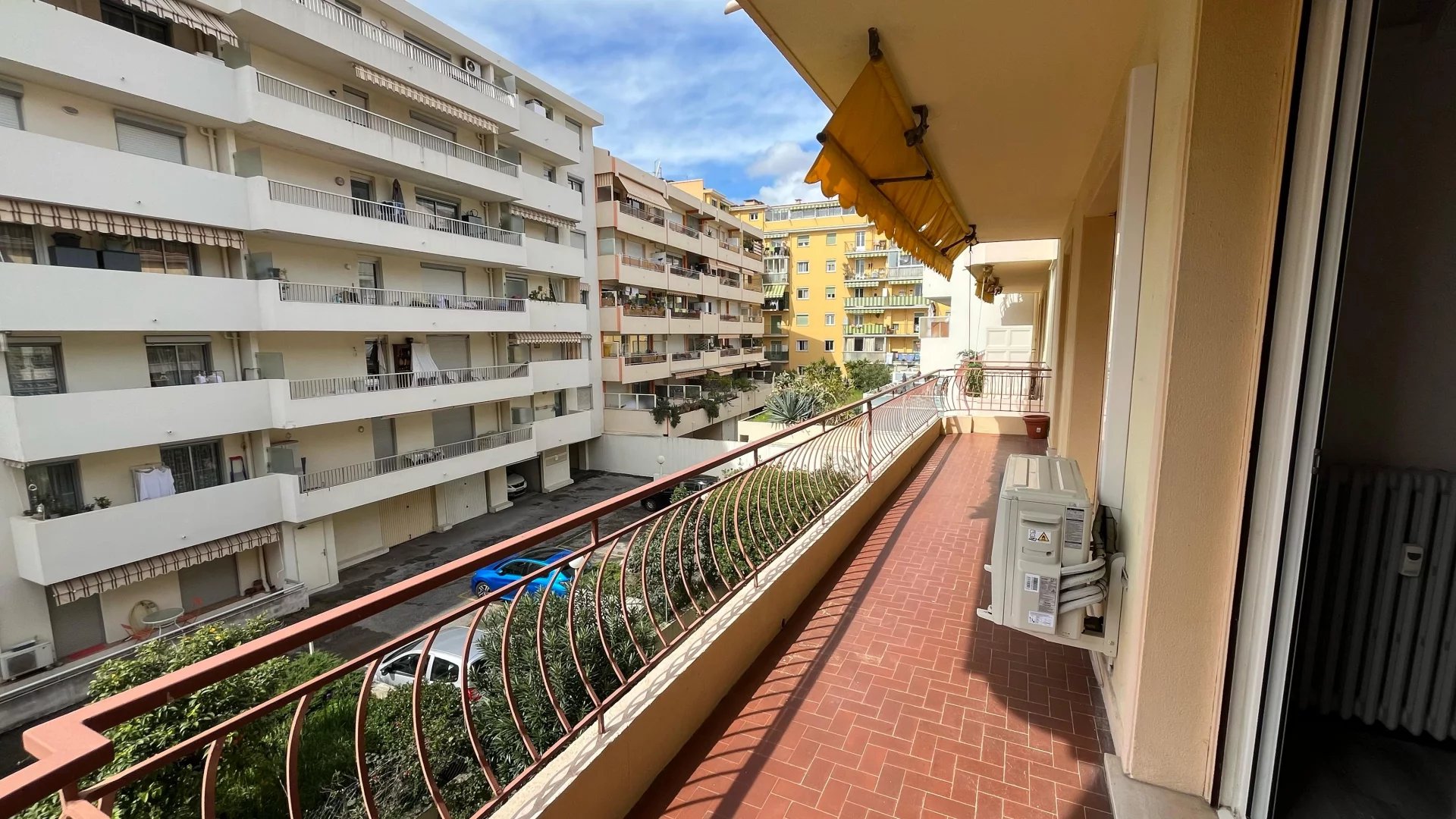 downtown Menton, 2p terrace, very bright!