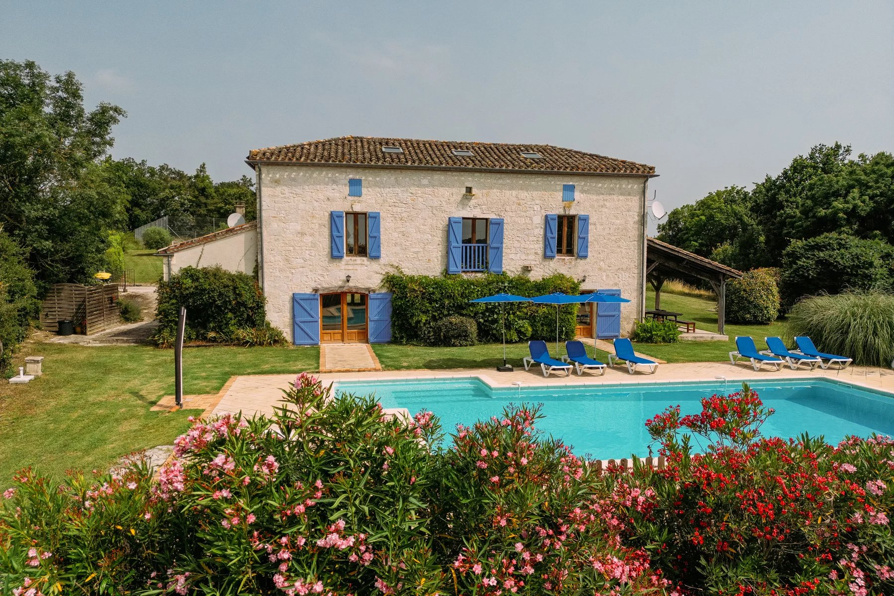 Jolie maison en pierre, maison d'amis, piscine et tennis