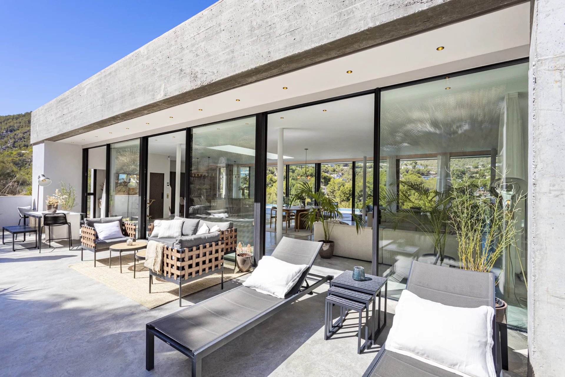 Villa de construction récente au design avant-gardiste