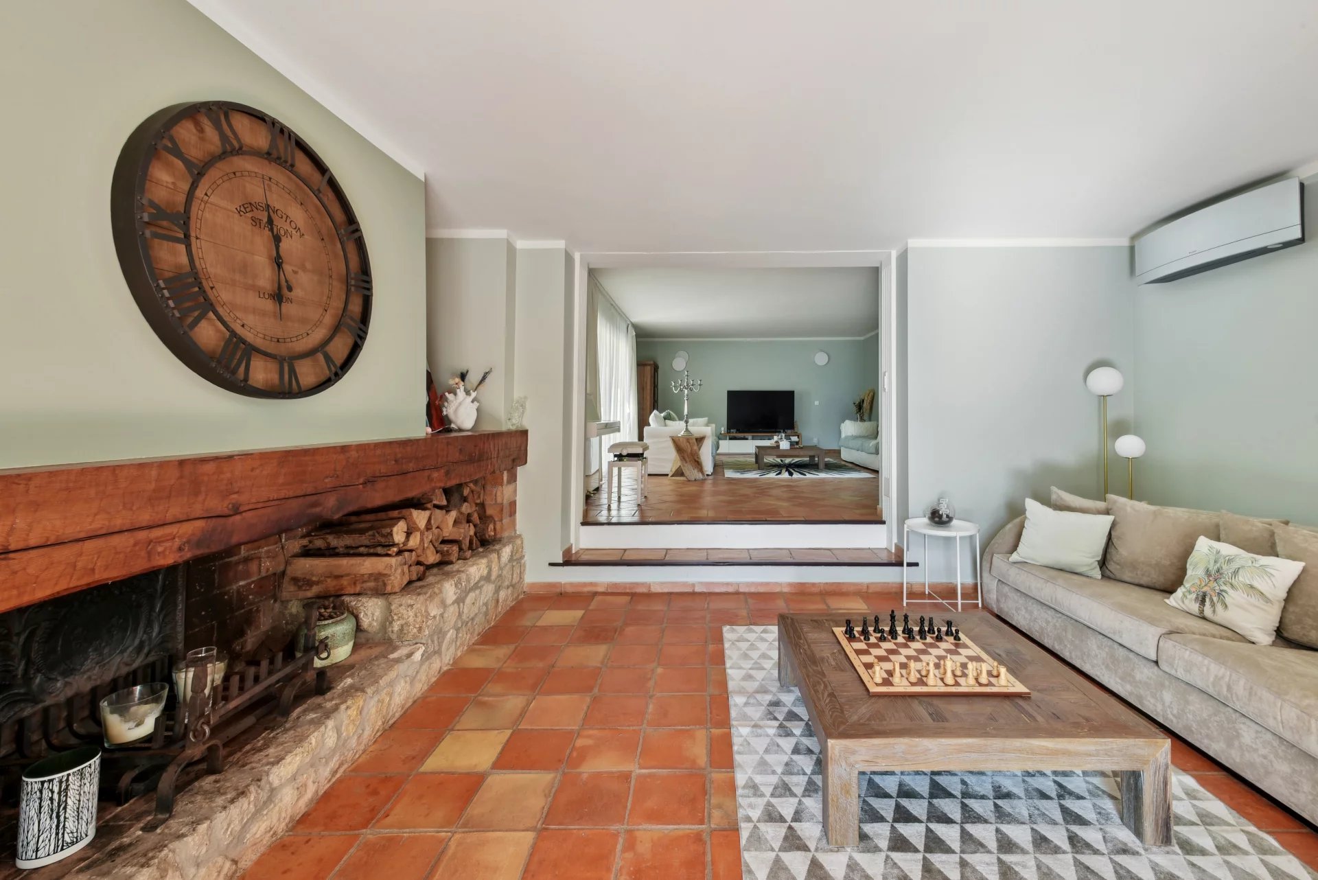 Charming Riviera villa with pool and sea view glimpsese