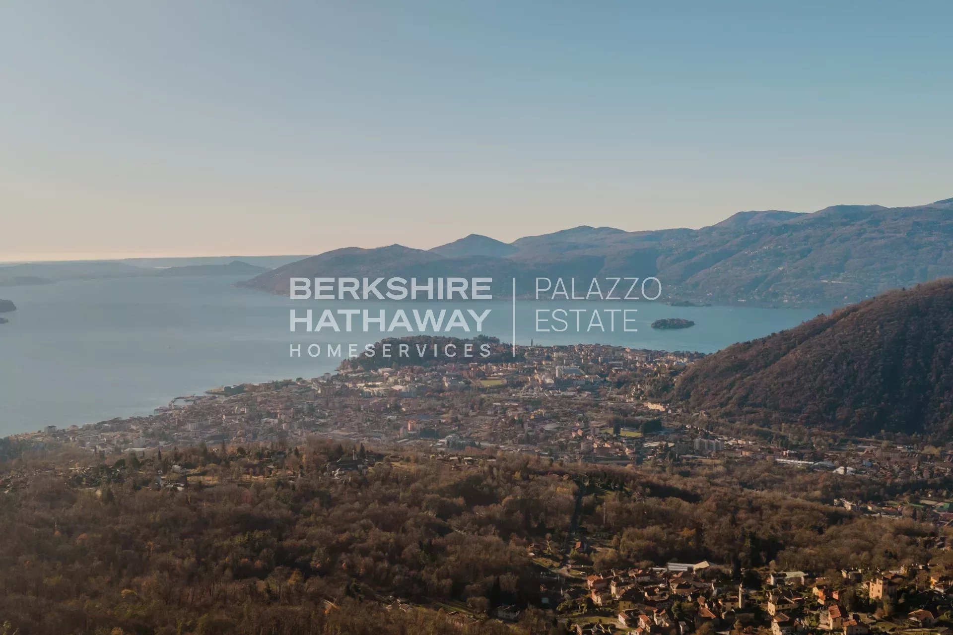 Villa moderna di lusso con vista panoramica sul Lago Maggiore e sulle Alpi