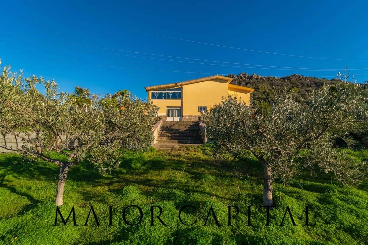 Posada | Spaziosa casa colonica con terreno e vista panoramica