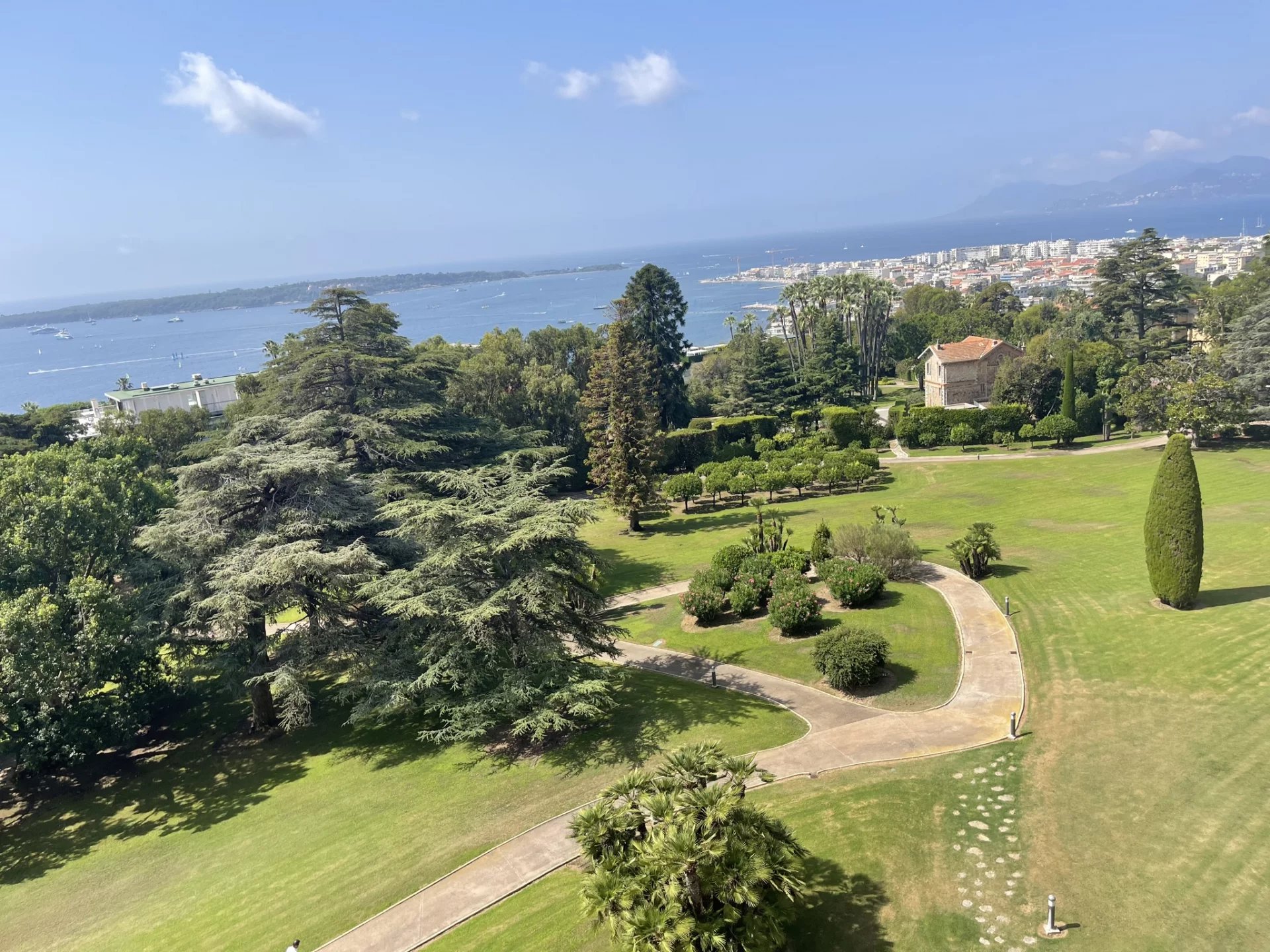 CANNES CALIFORNIE - SPACIEUX APPARTEMENT VUE MER PANORAMIQUE