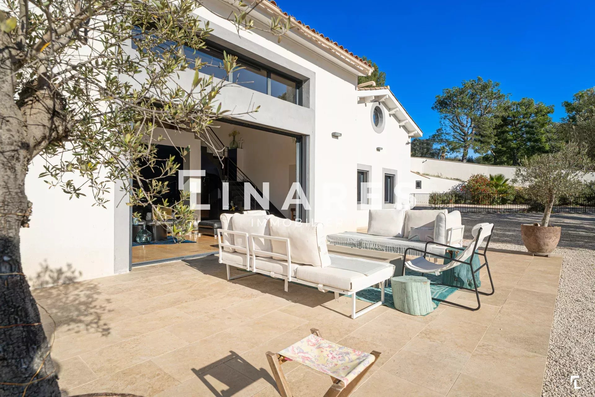 LA MAJESTUEUSE - Villa T8 de 305m² dont une dépendance T3 de 35m² - Piscine - Enclos pour chevaux - Terrain de 4000m² - 13011 EOURES