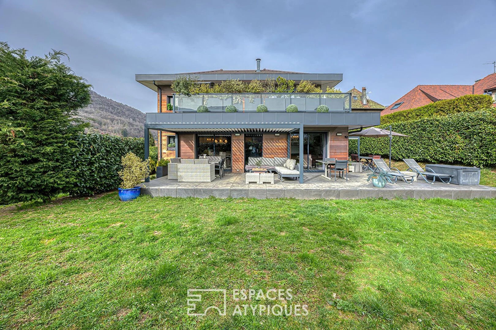 Maison d'architecte avec terrasses et jardin au bord du lac