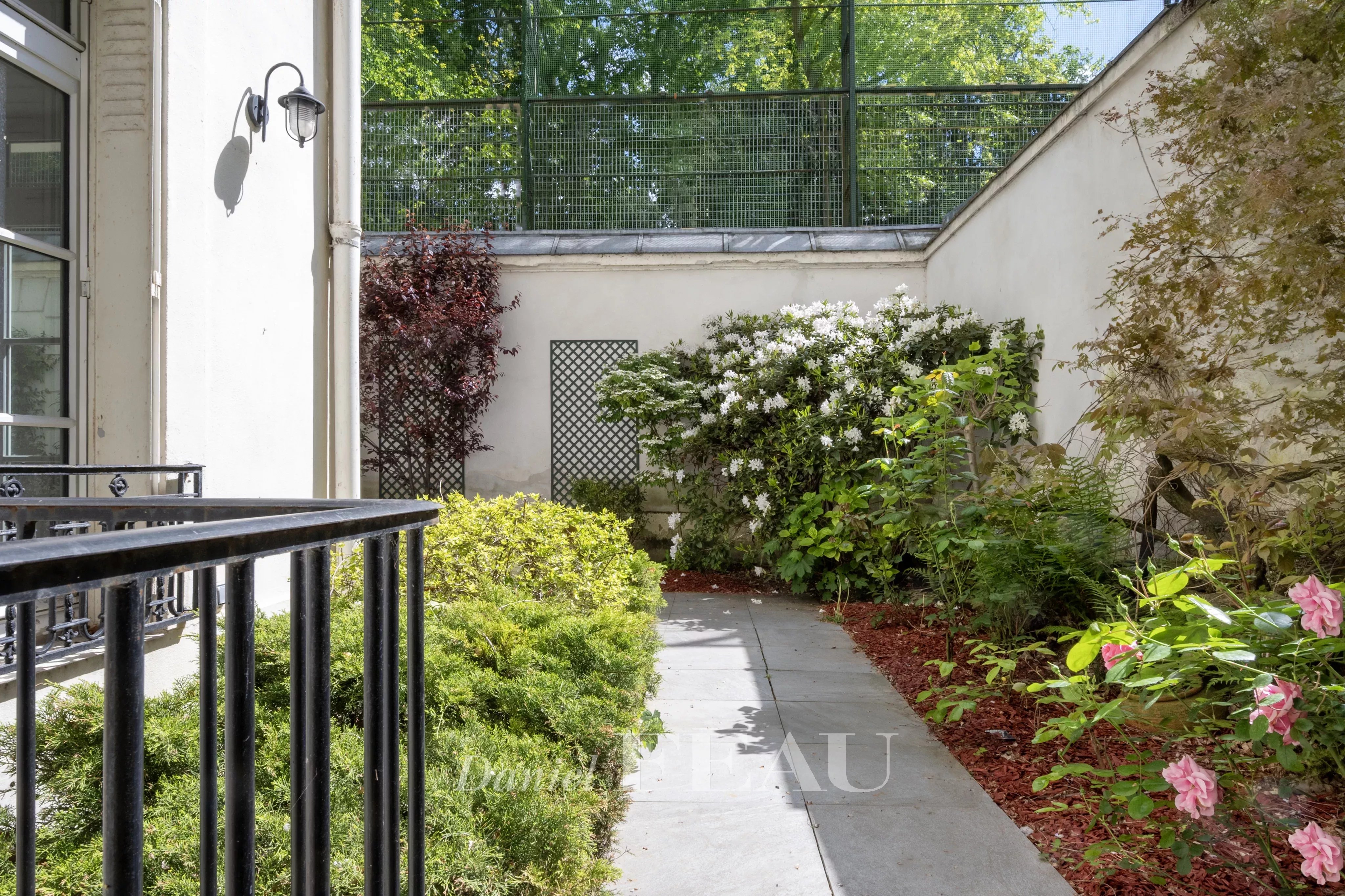 JARDIN 125 M² ACCES CHAMBRES ET SEJOUR