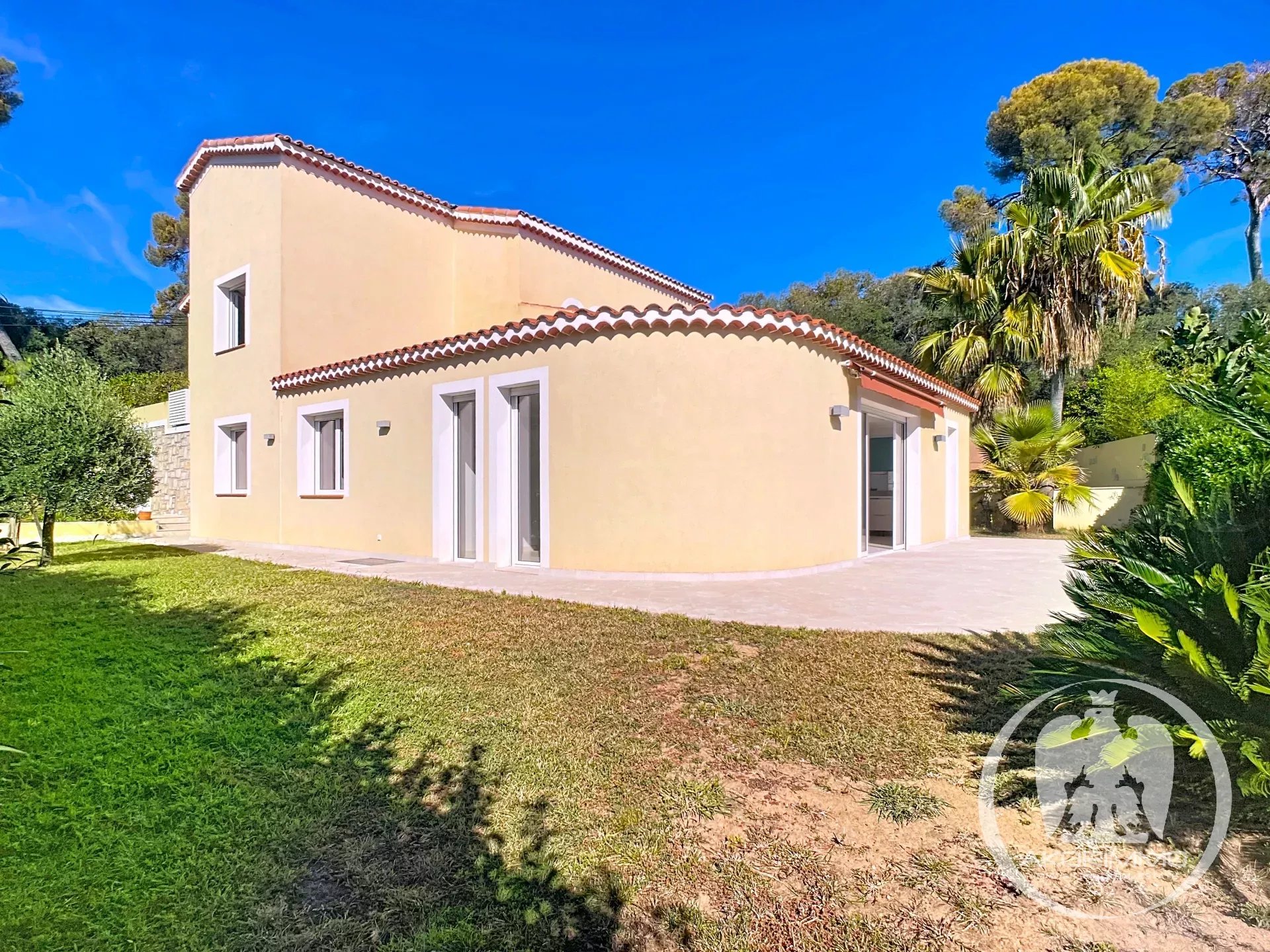 House  - Maison individuelle  - 7 rooms  - 195.0 m2 -  €2,390,000 - For sale