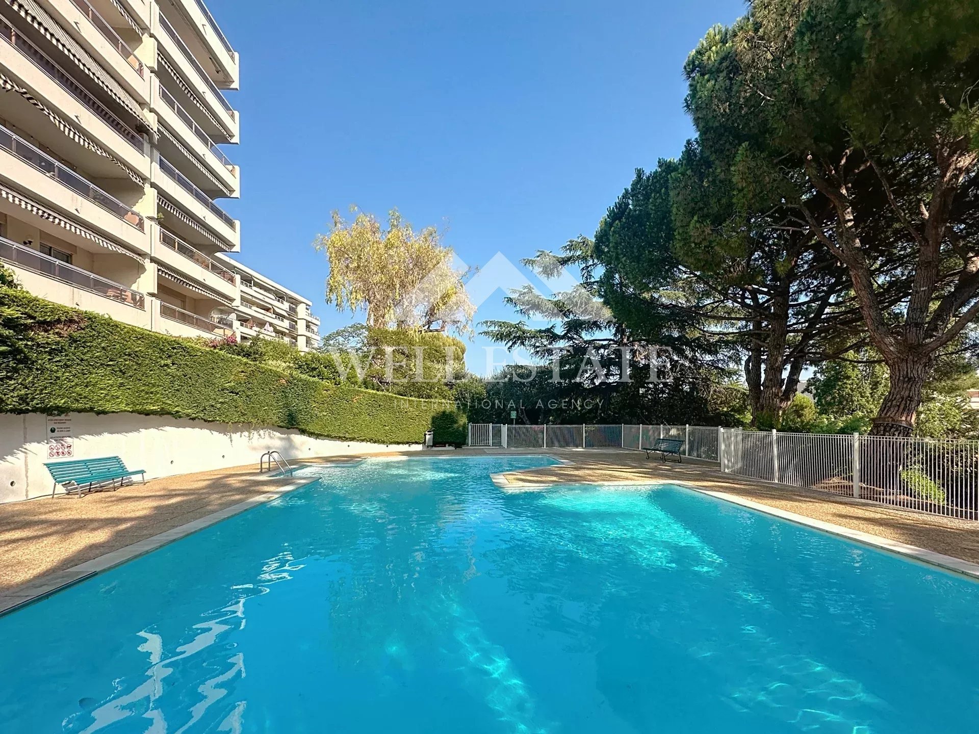 Corniche Fleurie – Top-floor furnished studio, quiet, in a high-end residence with swimming pool.