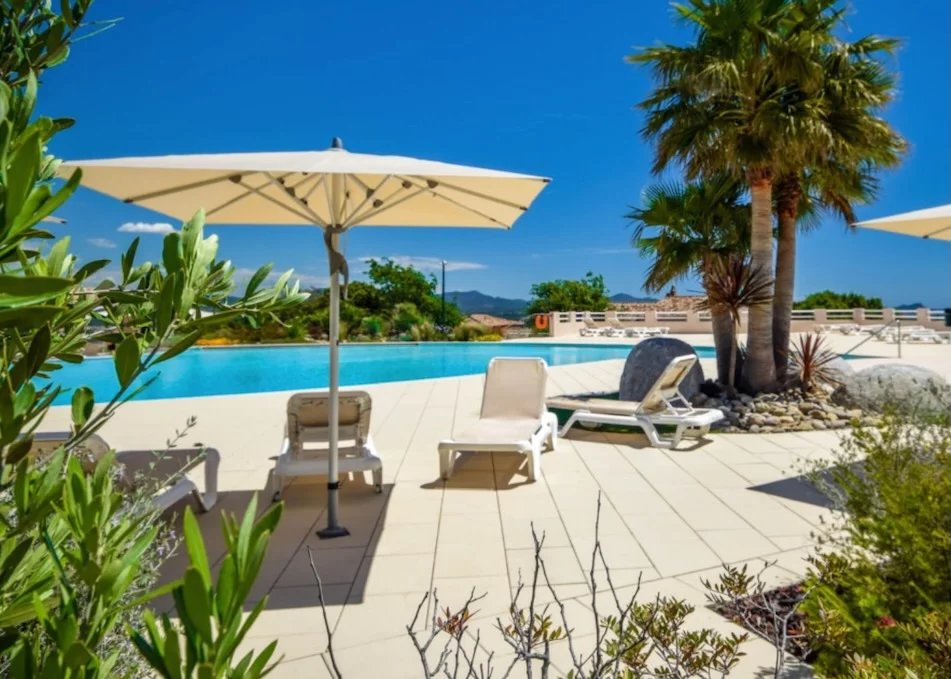 Roquebrune-sur-Argens | 3-room apartement with loggia overlooking a beautiful garden.
