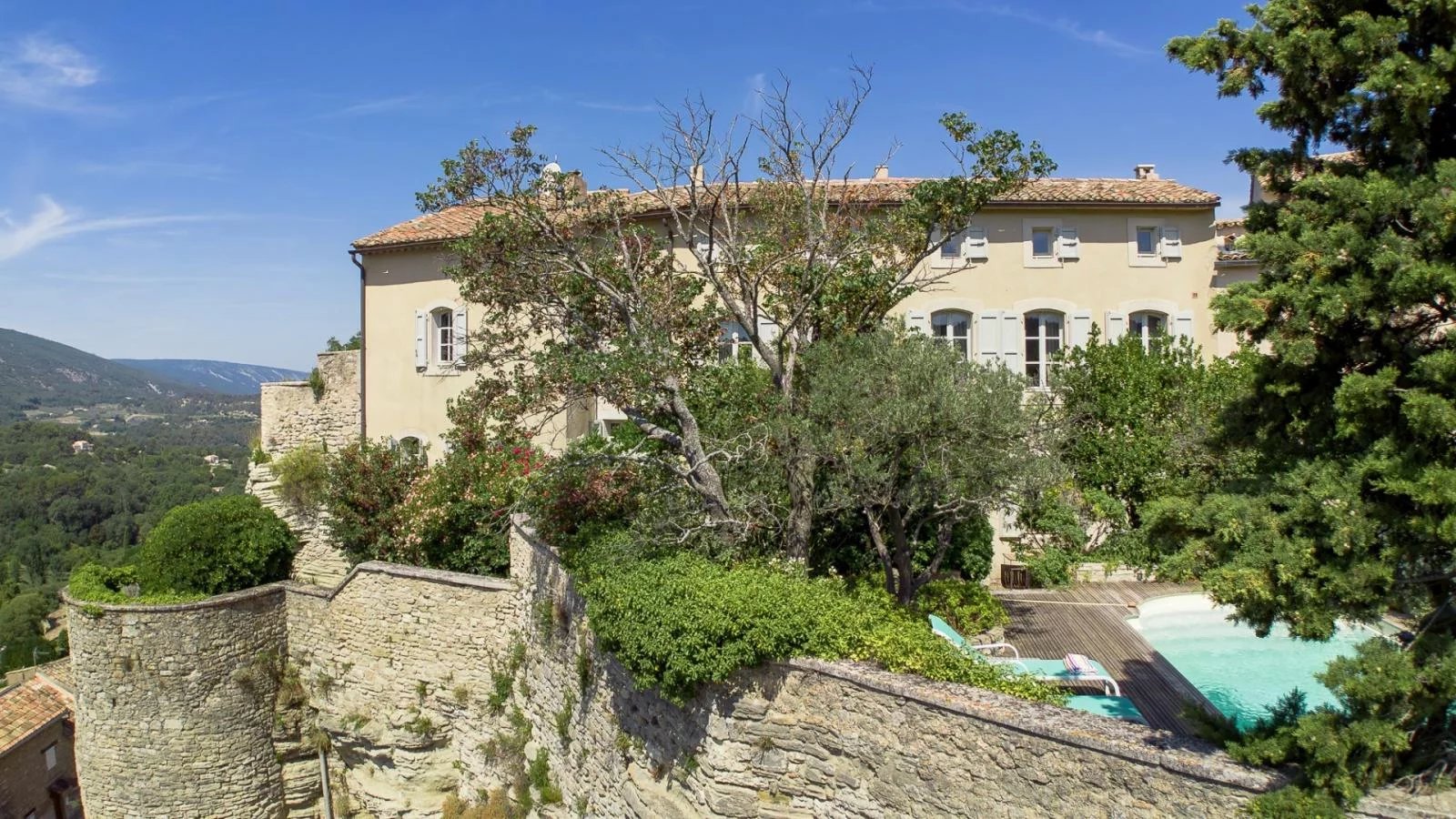 Superbe bastide rénovée avec piscine dans le village