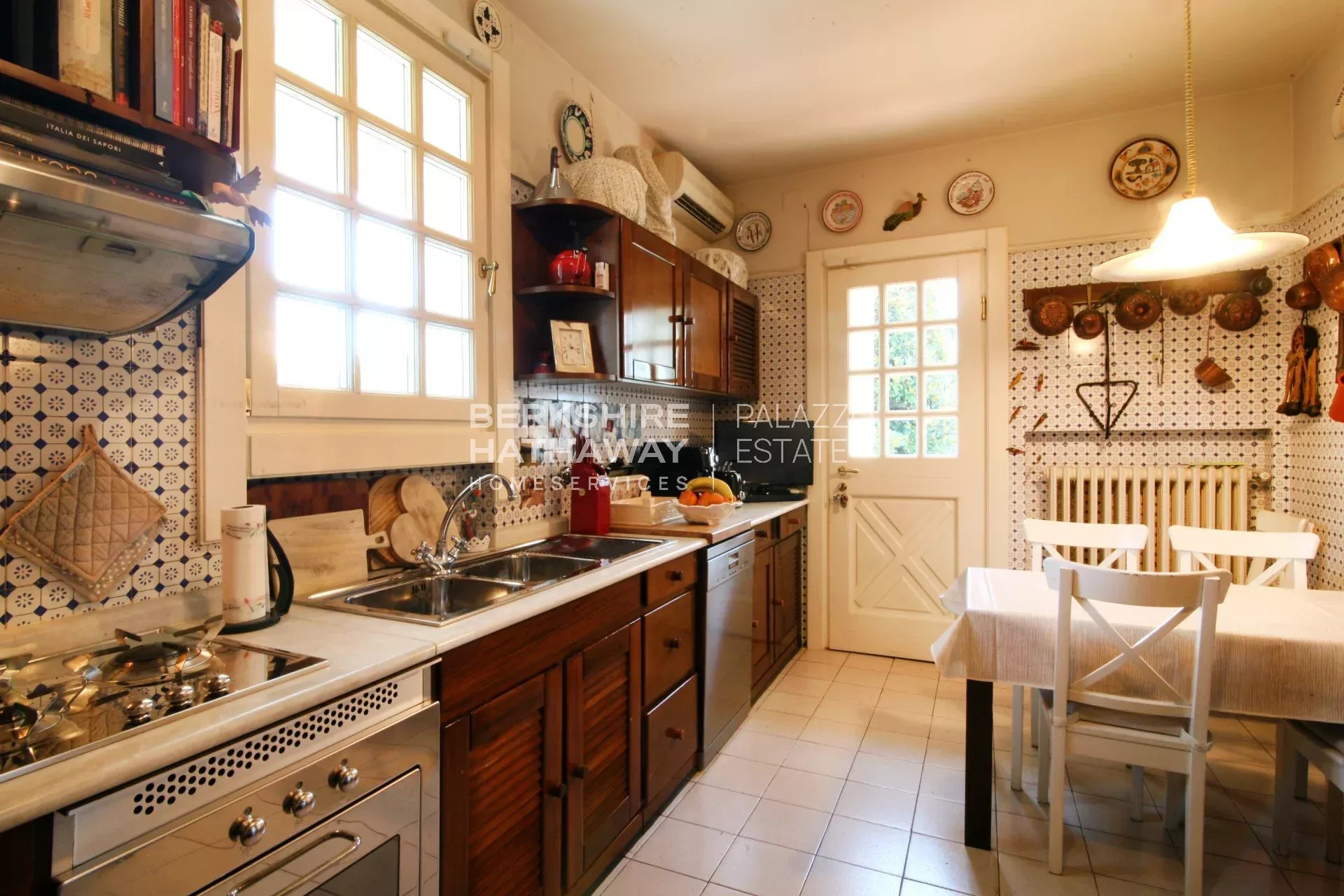 Magnificent detached villa with a large garden, minutes from the sea and Pietrasanta