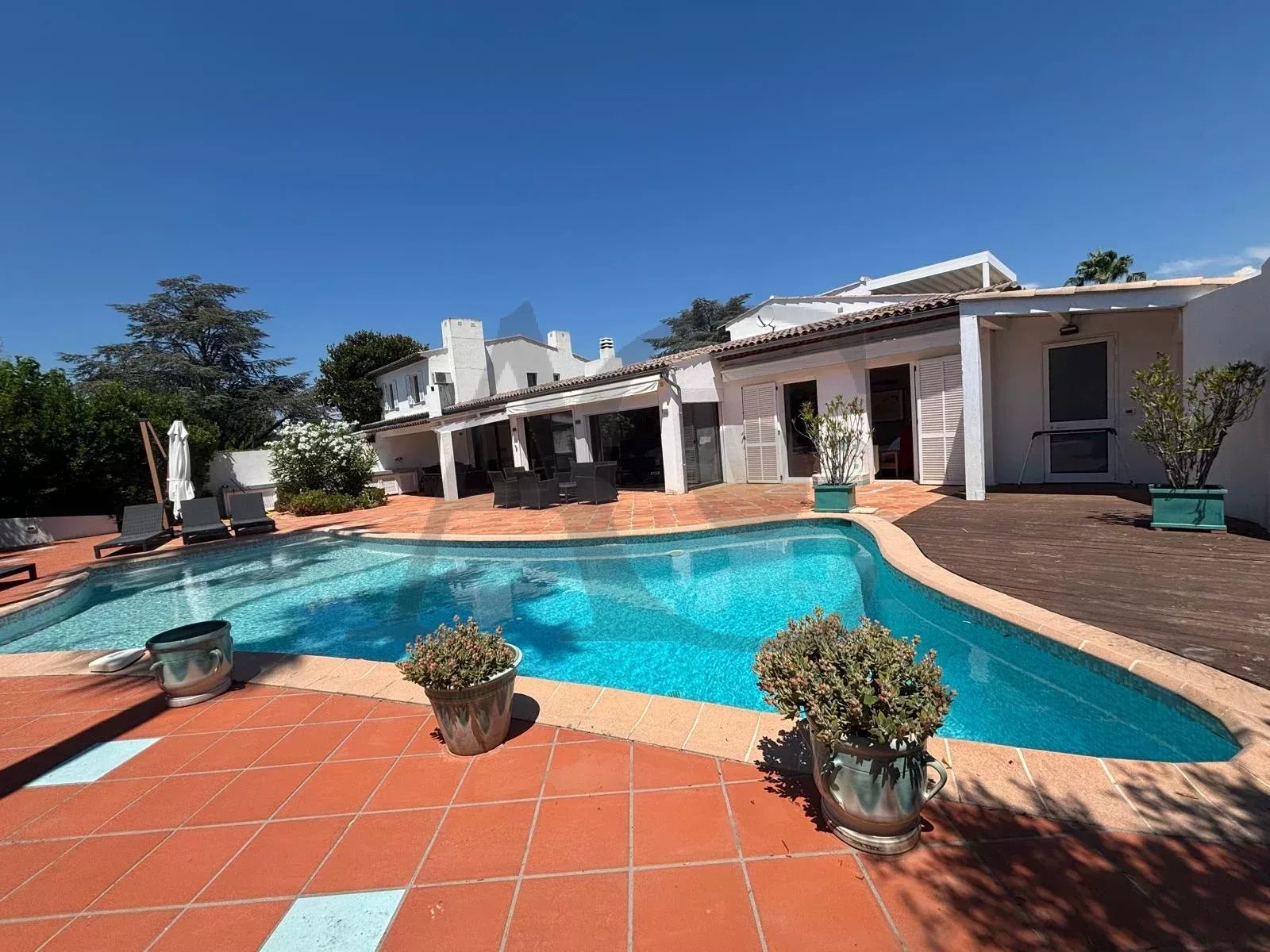 EXCLUSIVITE ! BELLE VILLA MEUBLEE SPACIEUSE DE 200M2, GRAND LIVING AVEC CUISINE OUVERTE ET BUANDERIE,  4 CHAMBRES DONT 1 CHAMBRE ...