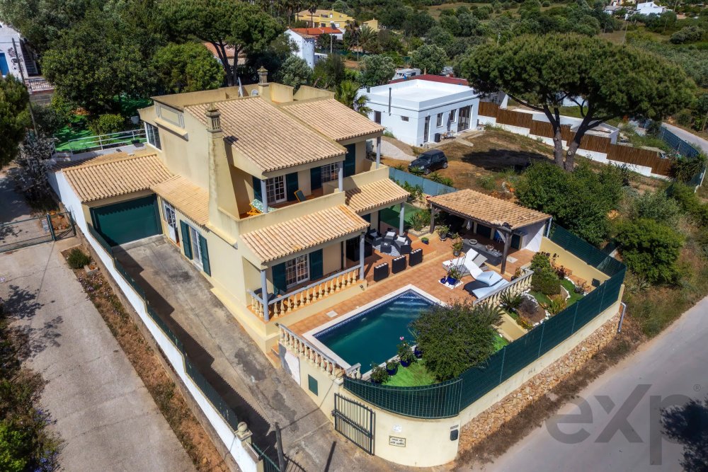 Fantástica moradia de charme com 4 quartos,  jardim e piscina nos arredores de Olhão