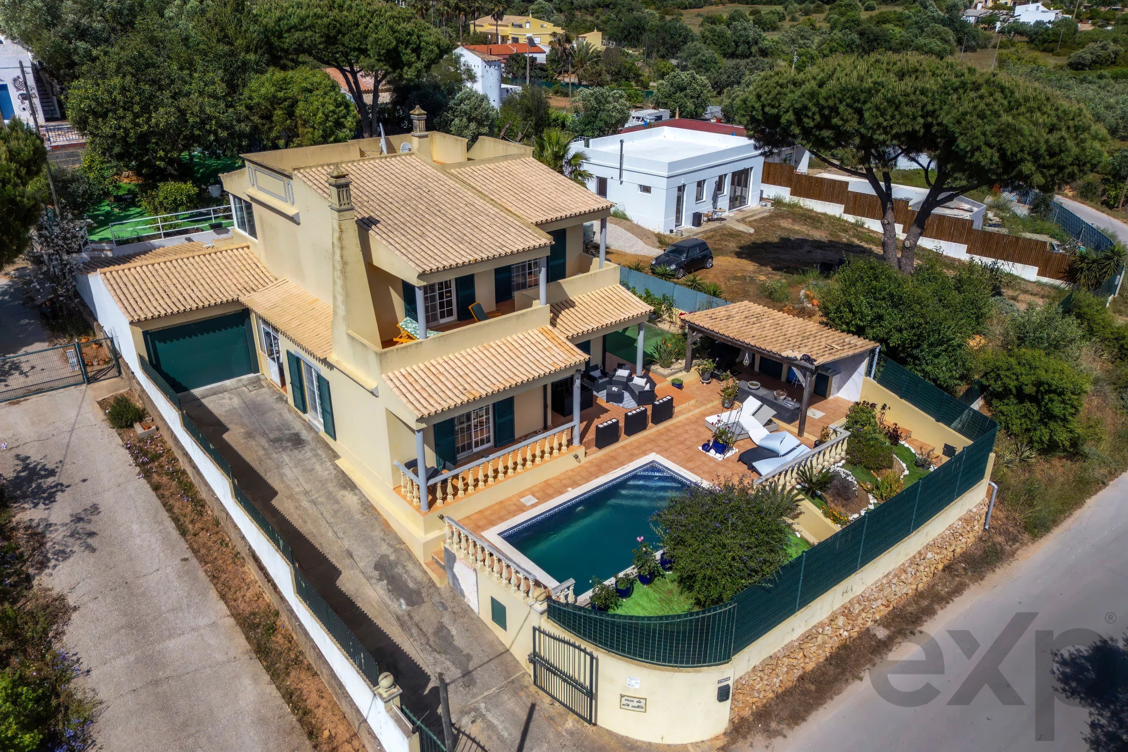 A fantastic, charming 4-bedroom villa with a garden and swimming pool on the outskirts of Olhão 87006245 image 1