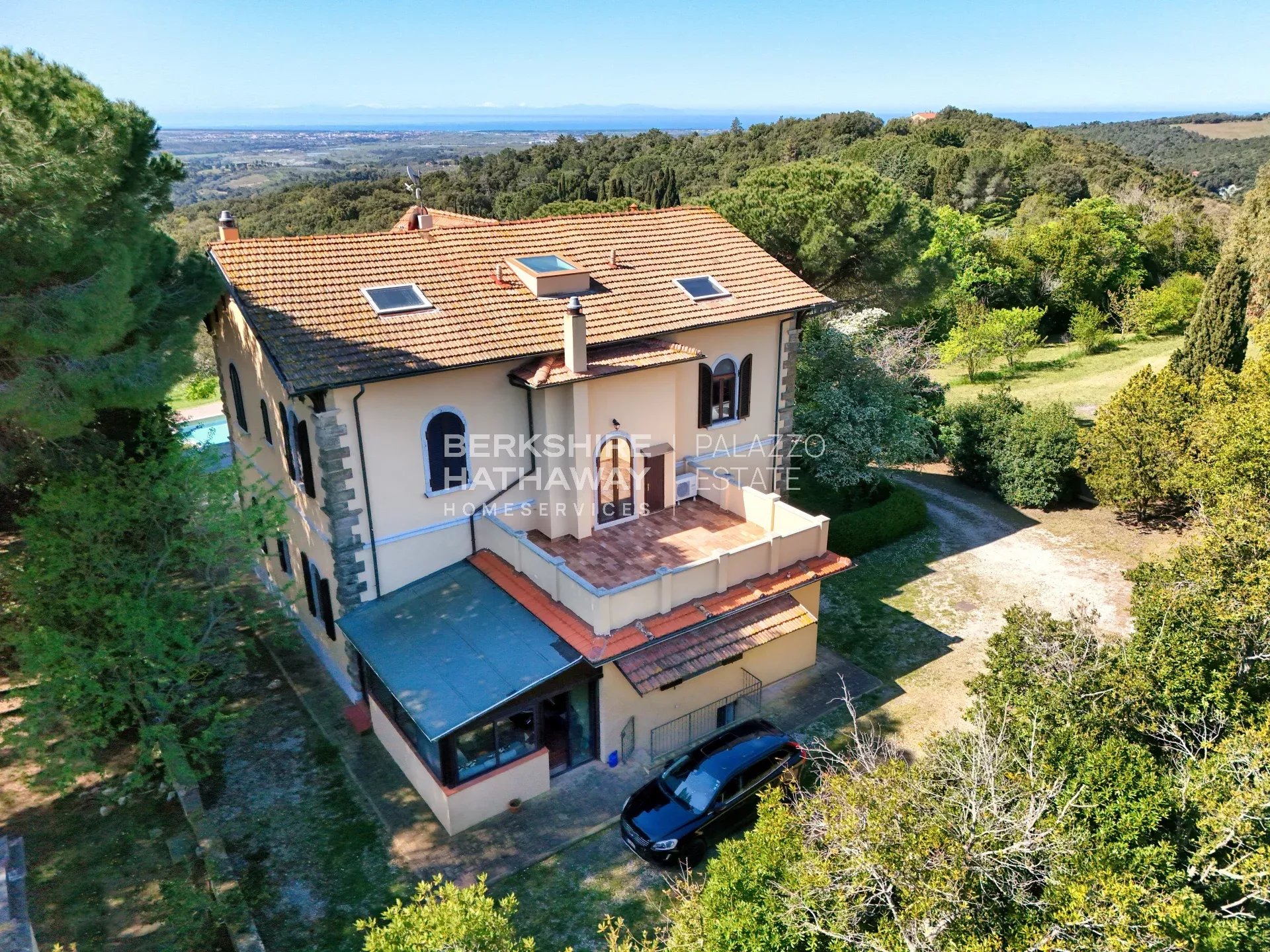 Elegante Villa d'Epoca con Vista Mare e Piscina a Riparbella