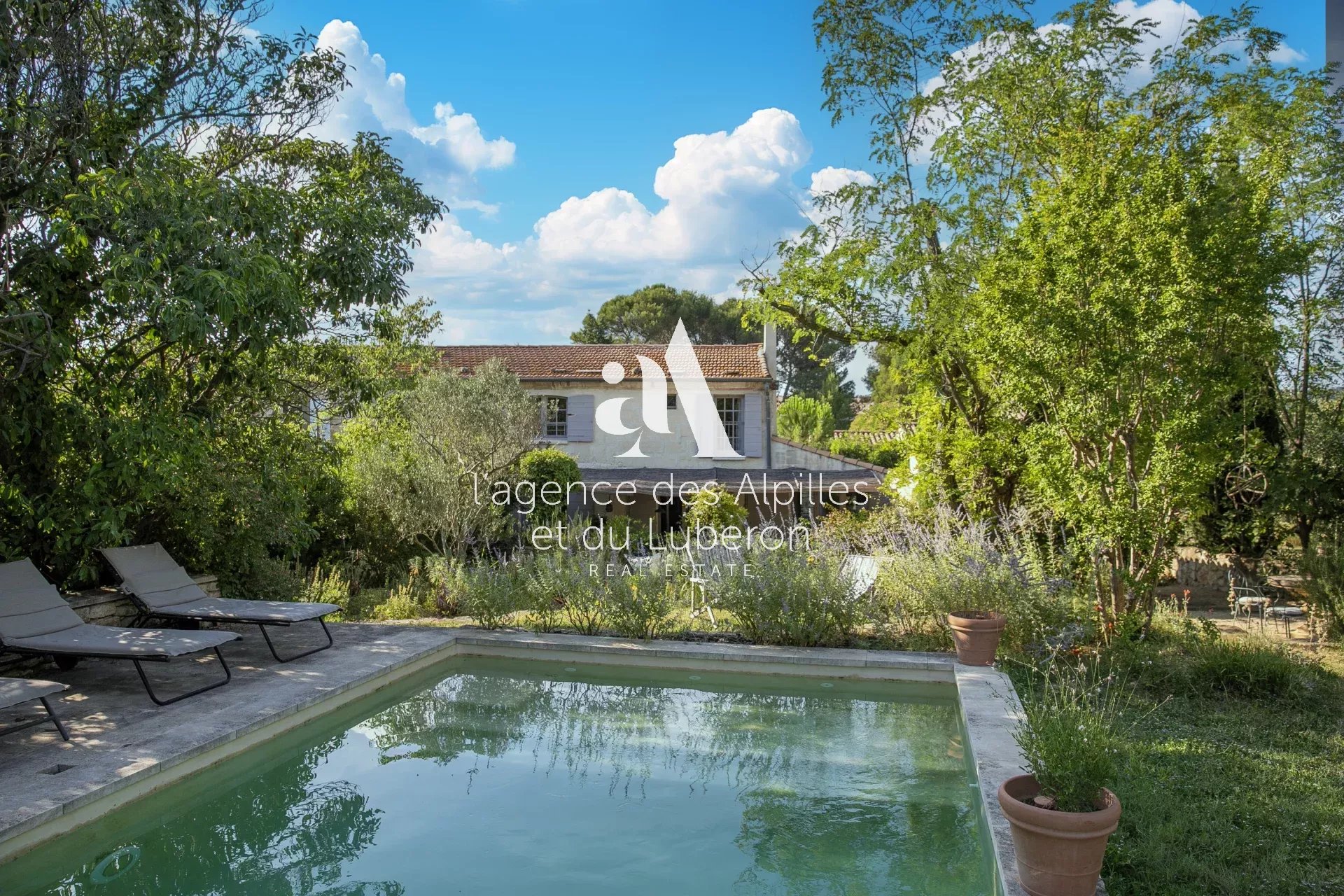 FONTVIEILLE -  MAS DE VILLAGE AVEC JARDIN ET PISCINE