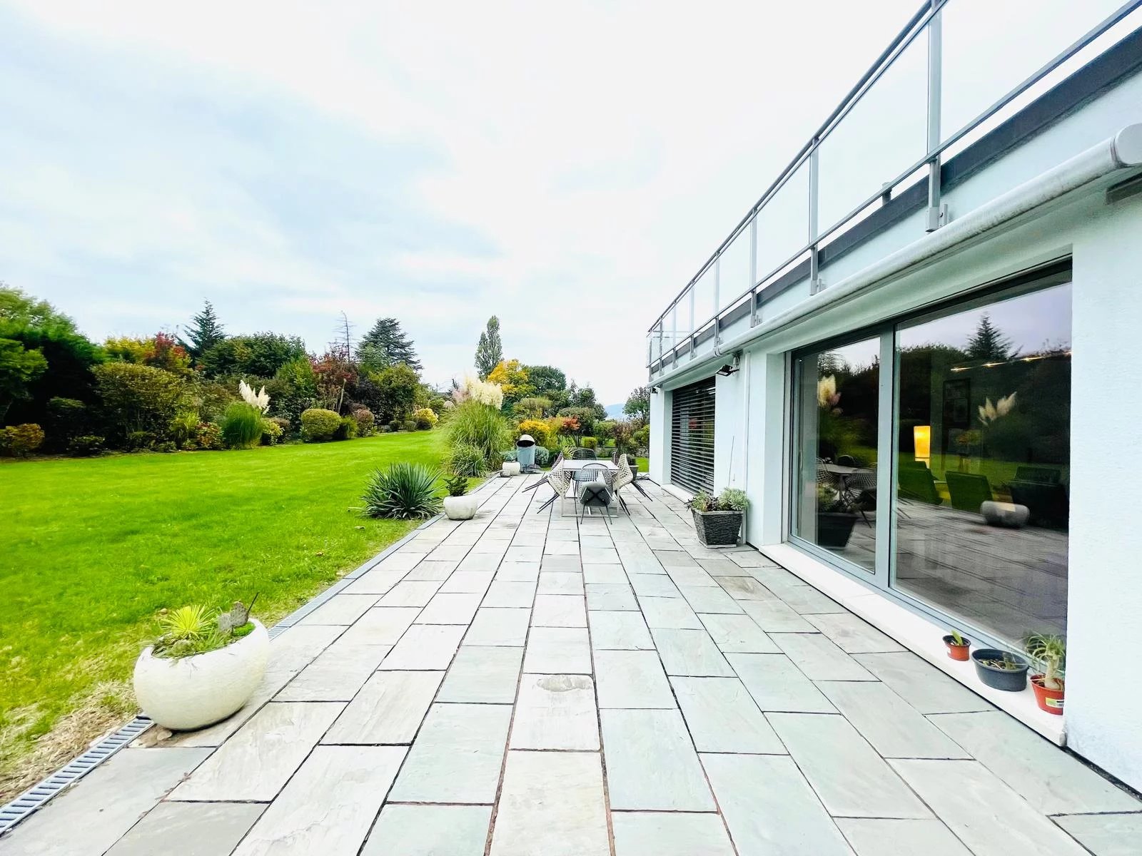 Villa individuelle contemporaine sur belle et grande parcelle
