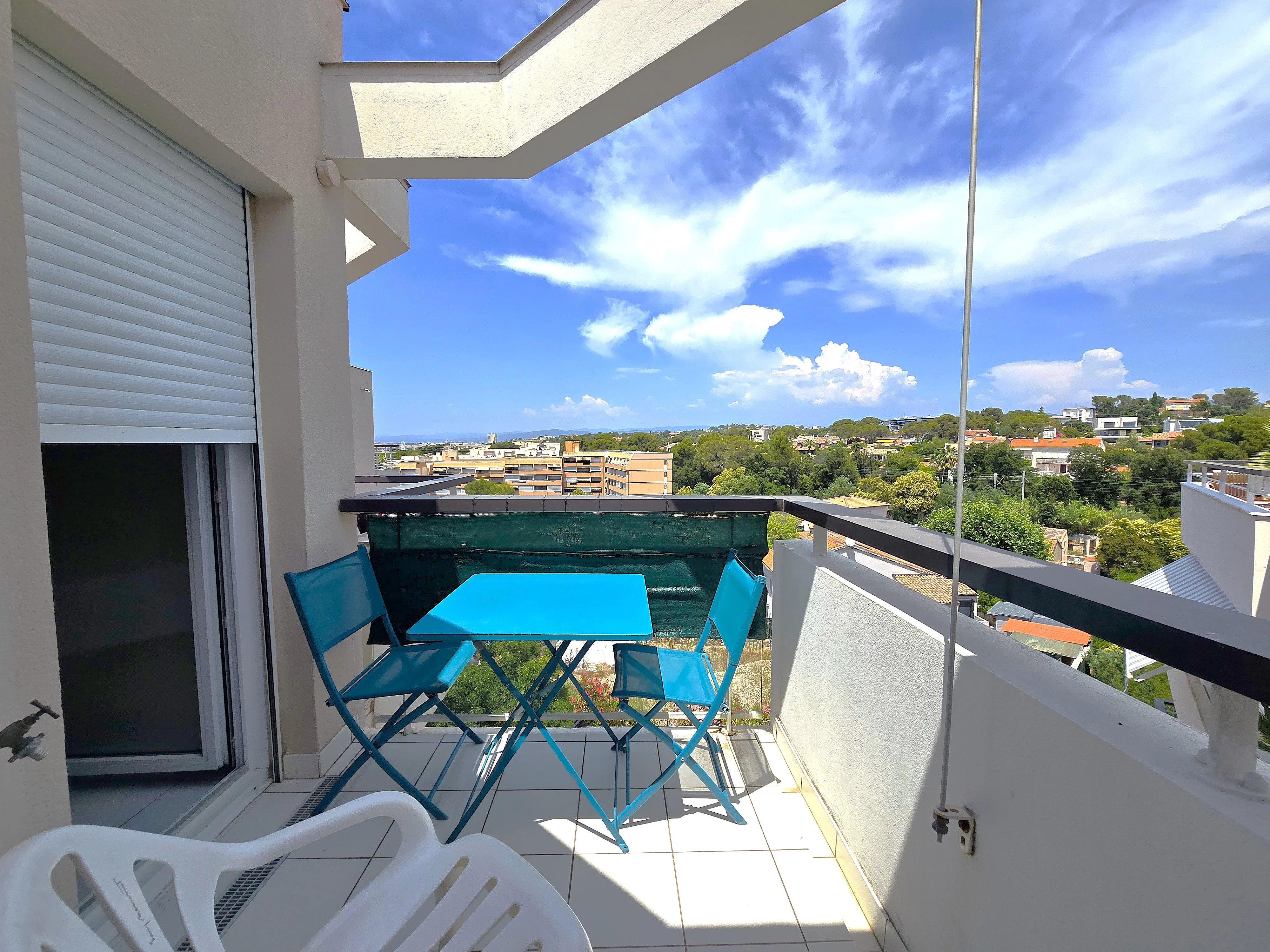 VENTE APPARTEMENT 2 PIECES DERNIER ETAGE A PIEDS DE LA MER A SAINT RAPHAEL
