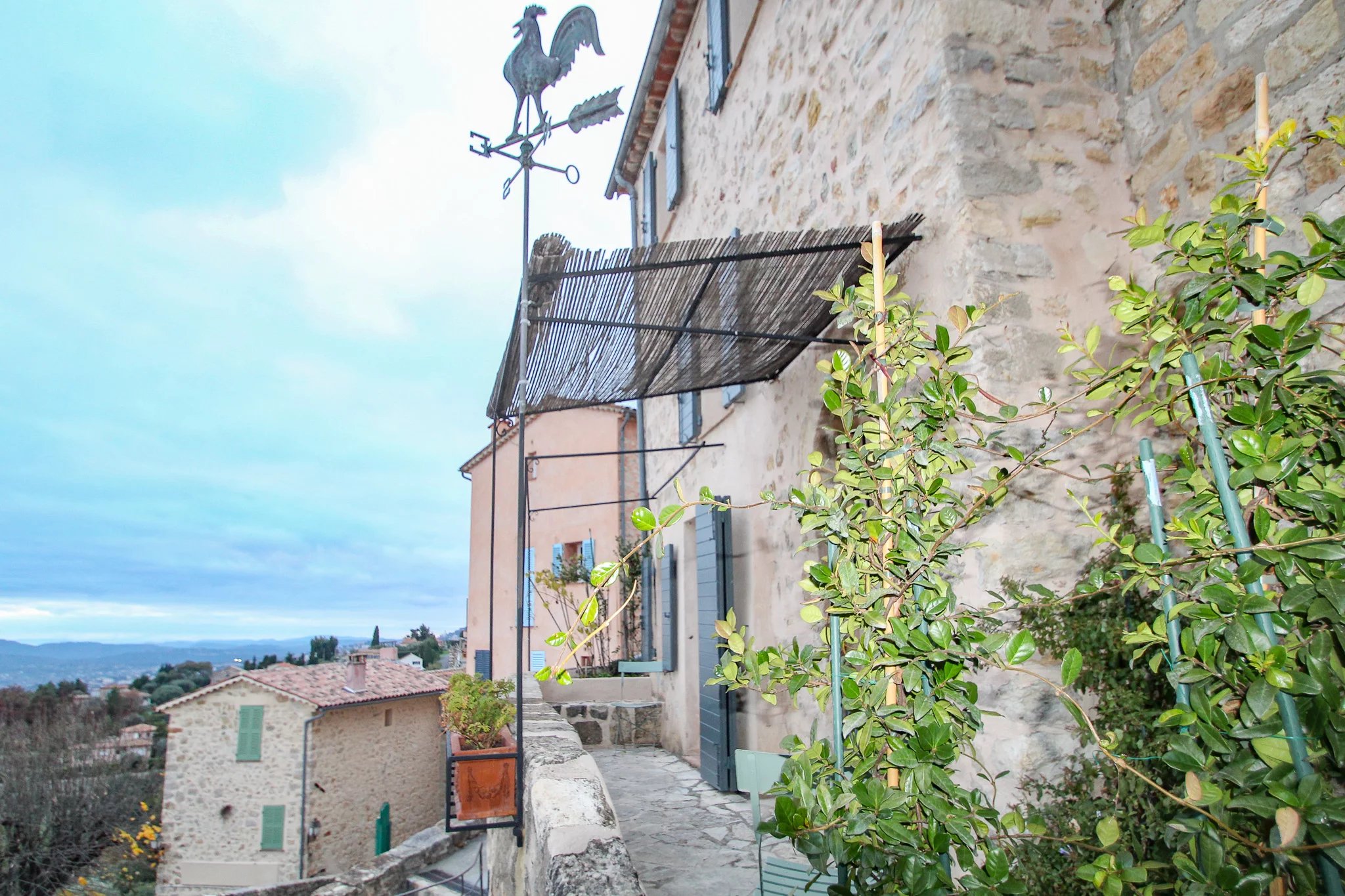 Charmante maison de village vue mer panoramique à Chateauneuf -Grasse. Un véritable rêve!