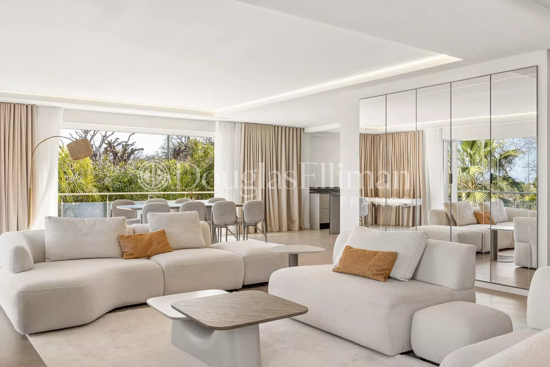 ANTIBES – Villa rénovée avec vue mer, piscine et jacuzzi - Image nᵒ3