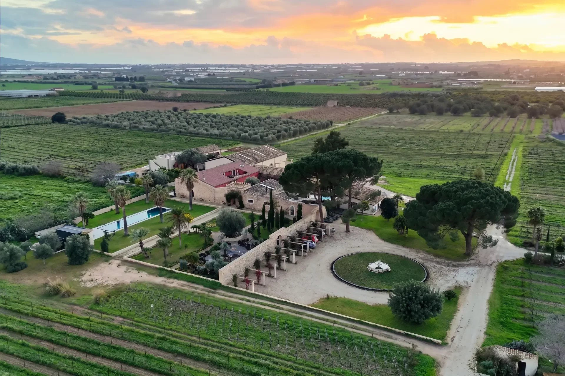 VILLA DI LUSSO CON CANTINA E VIGNETO IN VENDITA IN SICILIA