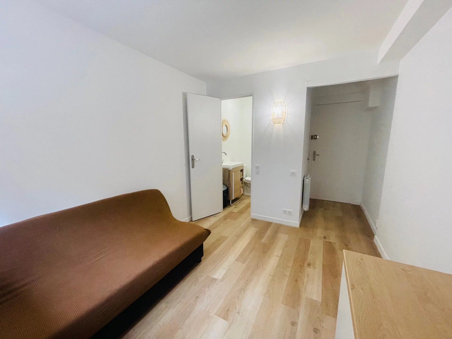 CHAMBRE DE BONNE DANS LA CROIX DES GARDES