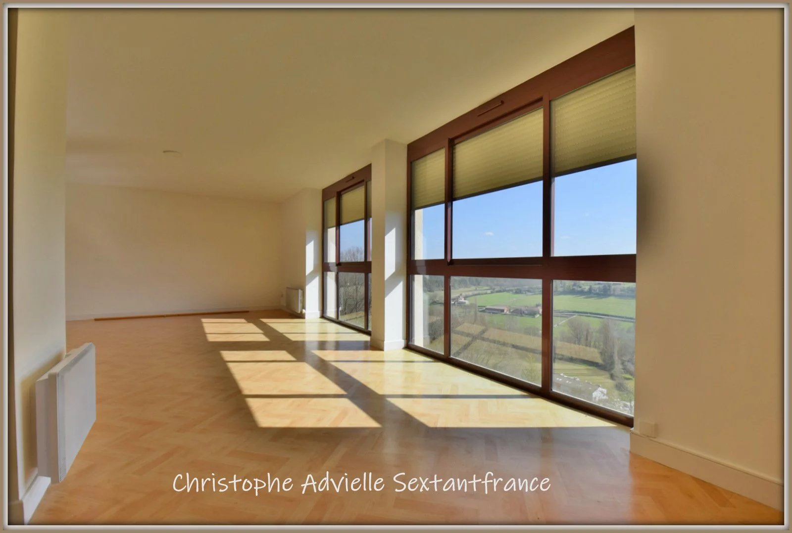 Dans un des plus beaux villages de France, immeuble de 3 appartements sur 2 niveaux, vue panoramique