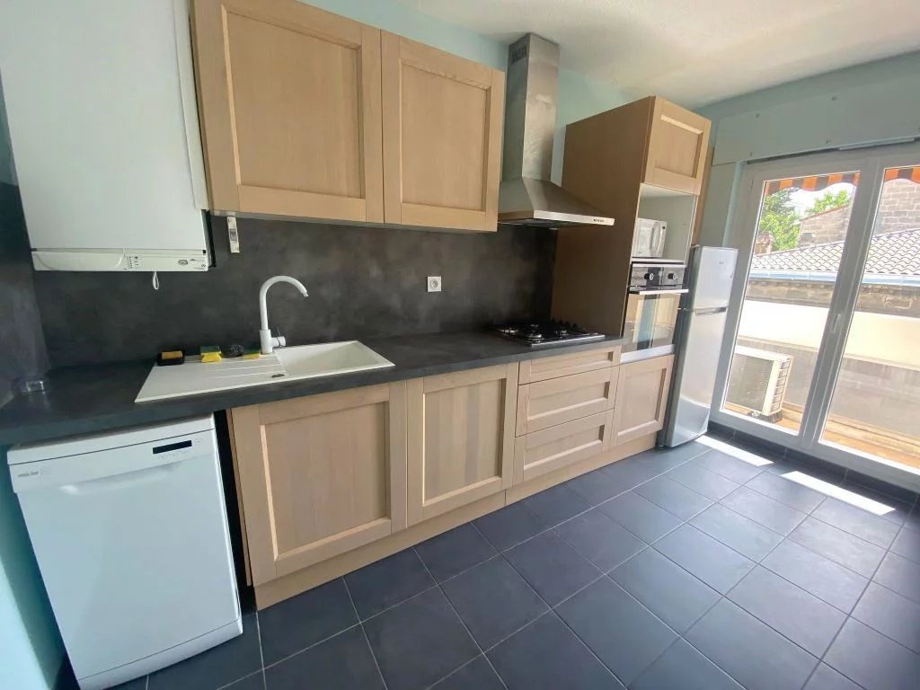 BORDEAUX RUE BILLAUDEL - APPARTEMENT T2 AVEC DEUX BALCONS - LOCATION MEUBLEE