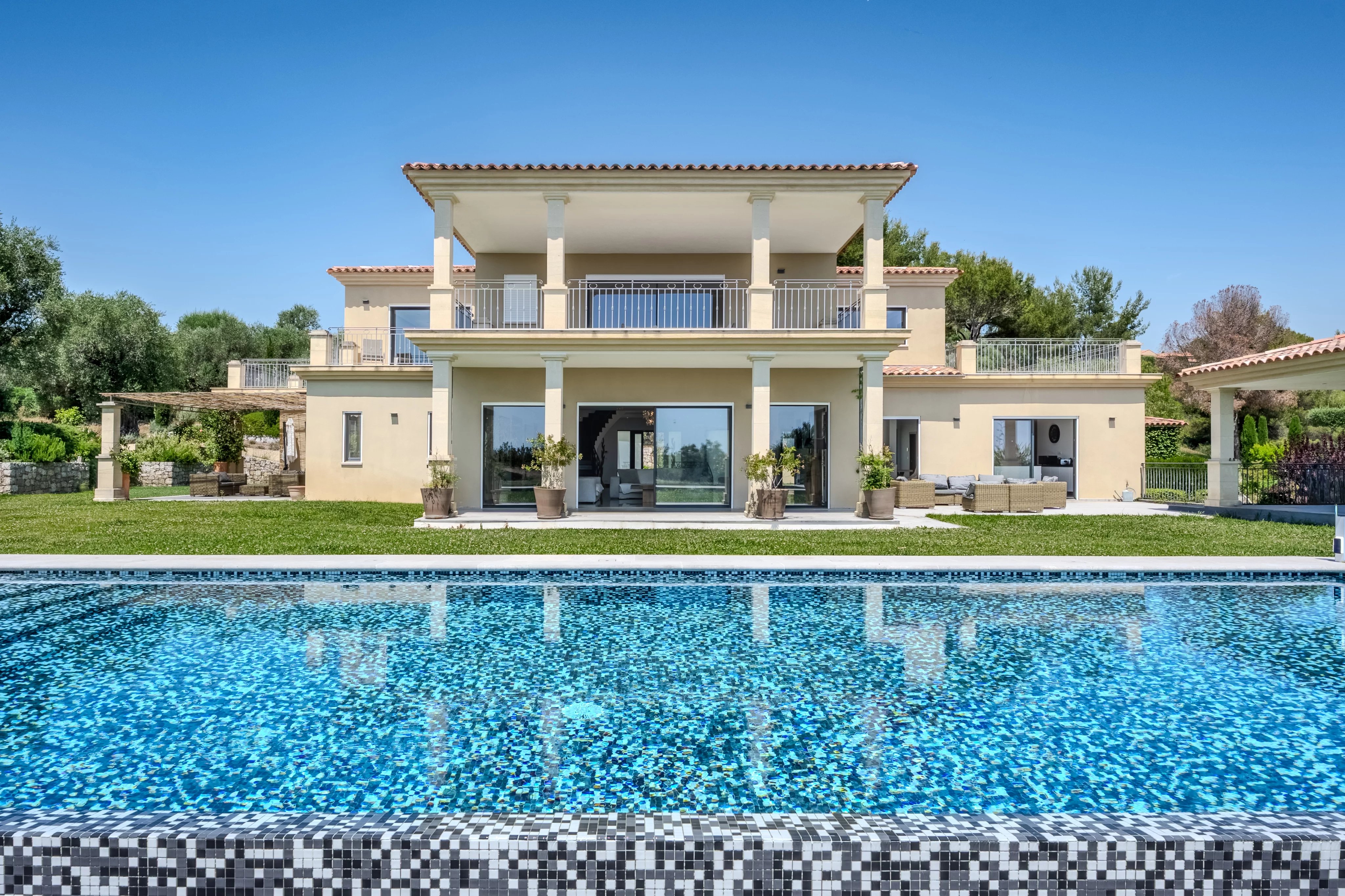 Roquefort-les-Pins - Contemporary villa with large sea views