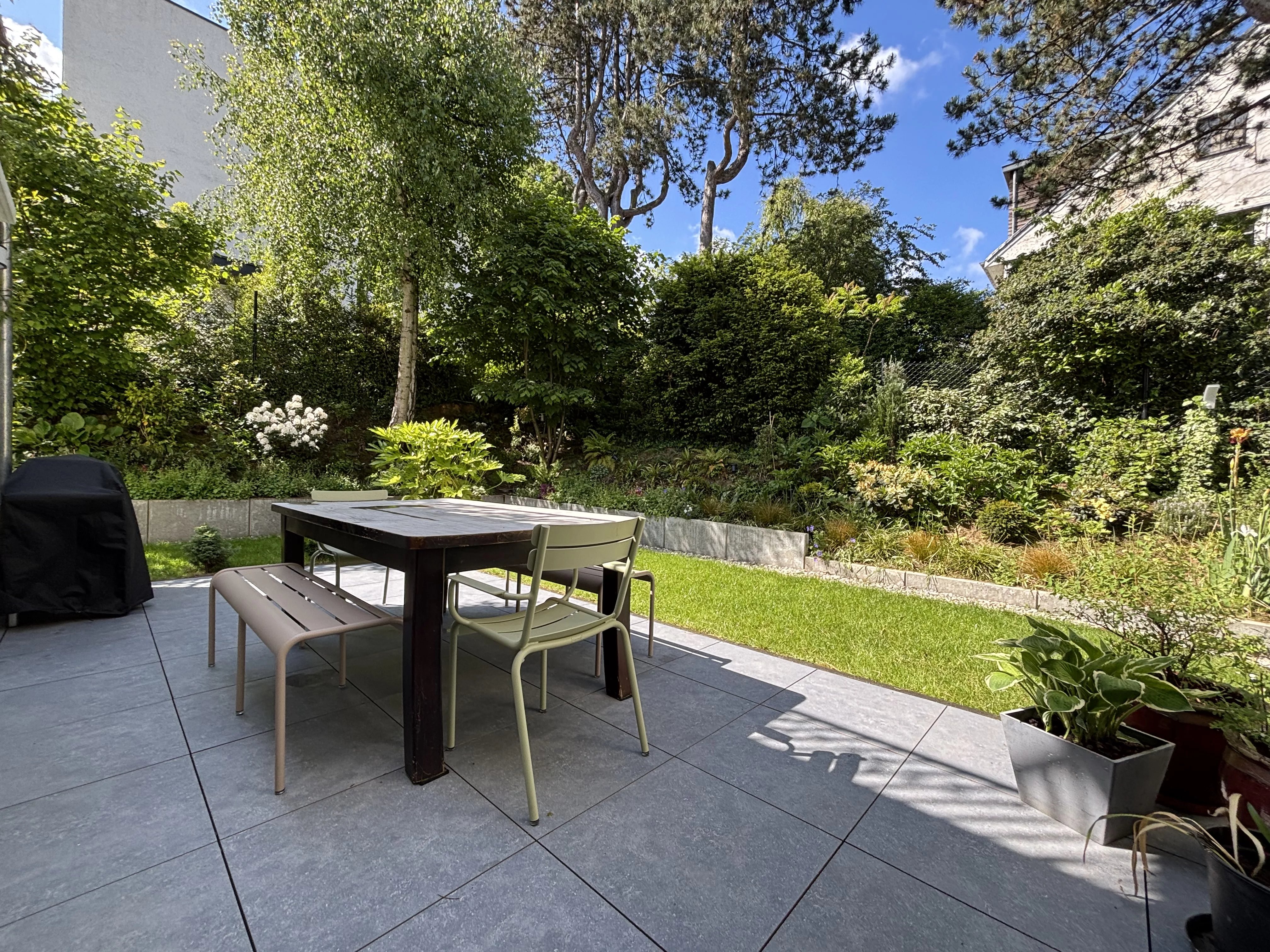 Observatory Neighborhood, a 3-facade house fully renovated on a 350m2 south-facing plot.