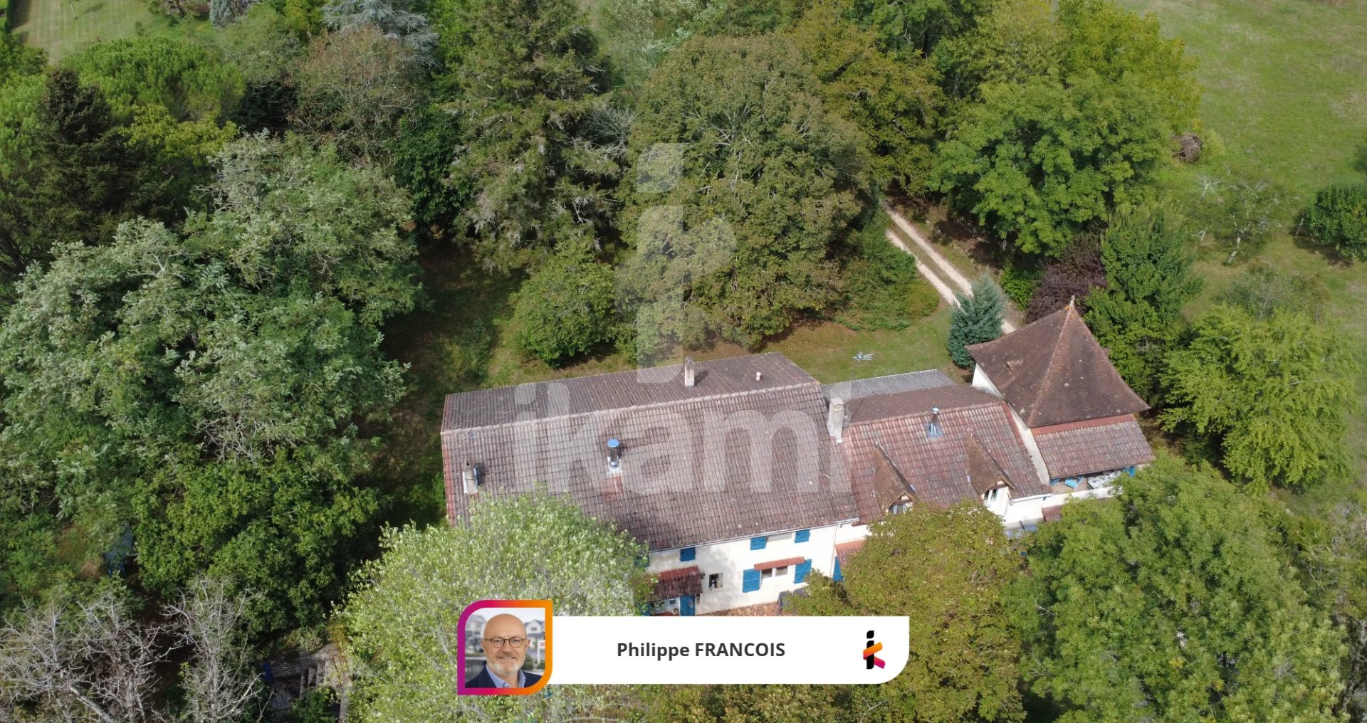 Domaine en pierre avec panorama et 10 hectares à proximité d