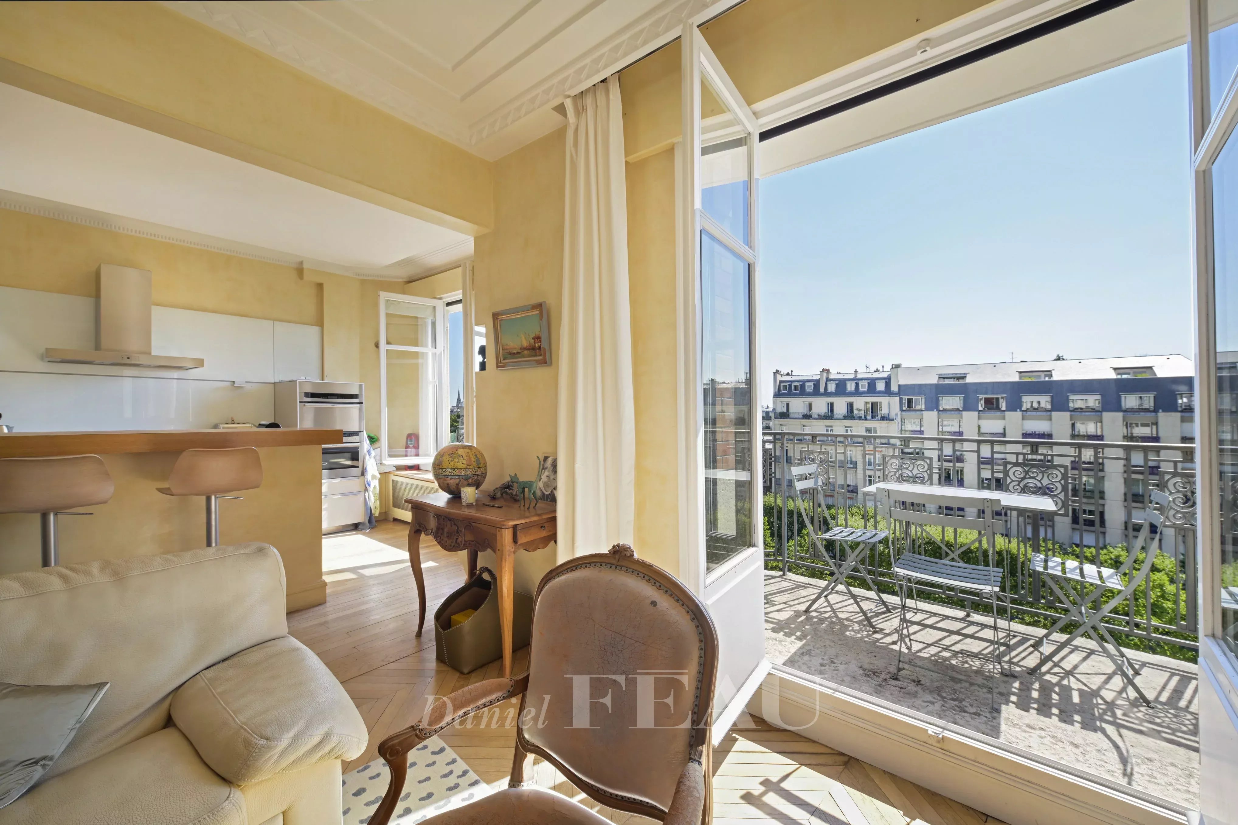 Paris 7th District – A spacious 3-bed apartment with a balcony