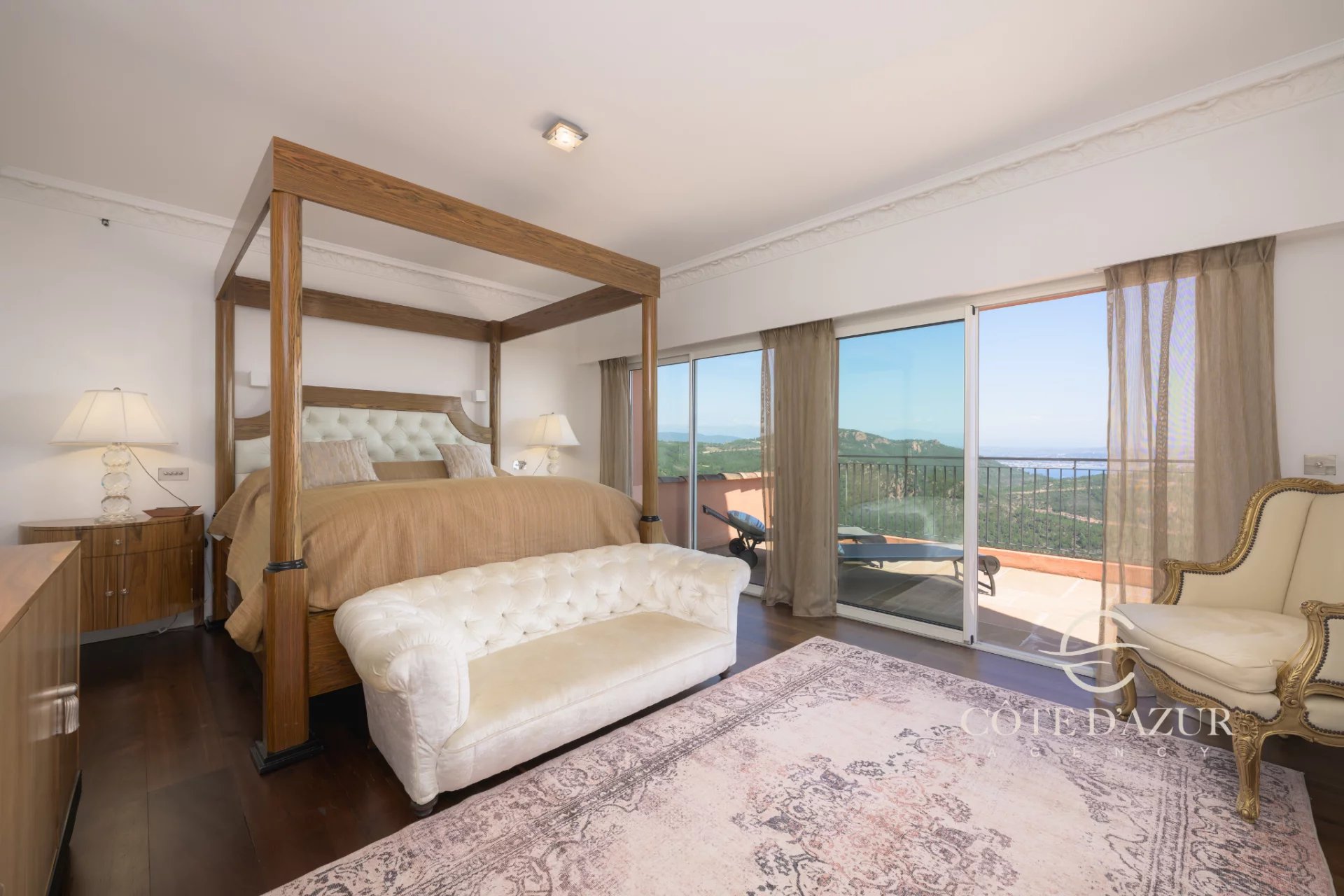 Exceptional property with panoramic sea views 15