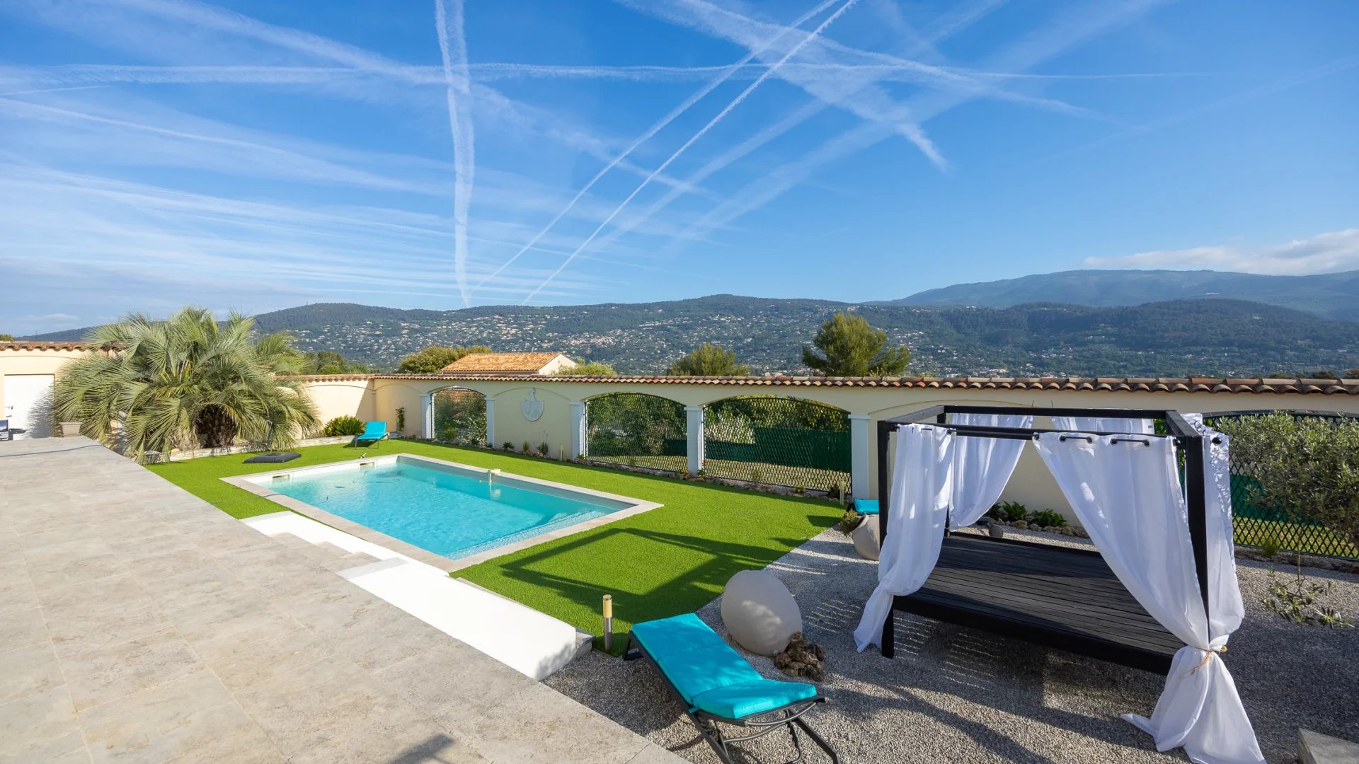 Elegant villa with open views over the hills