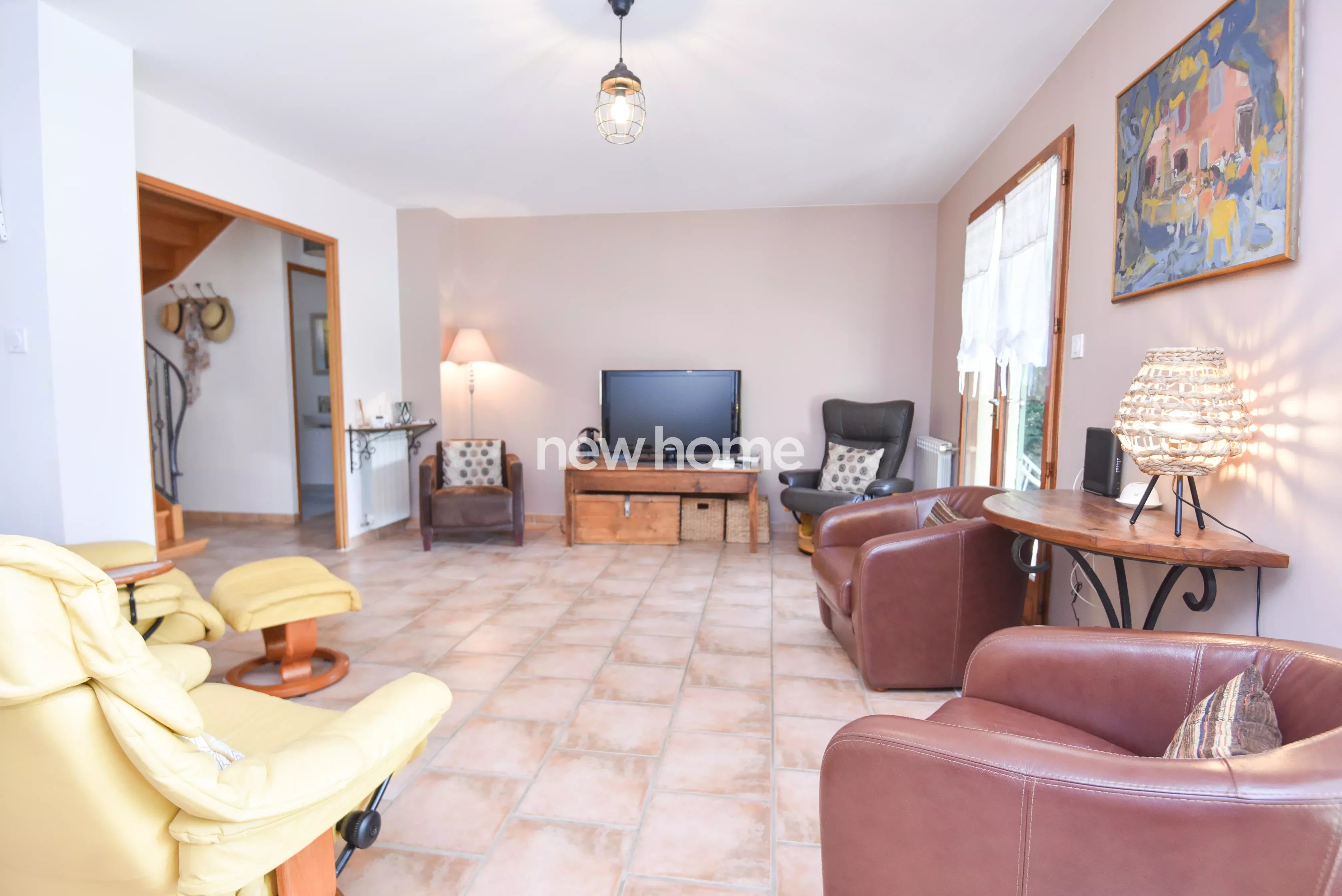 Maison tout confort avec grand jardin, garage, piscine et proximité du village