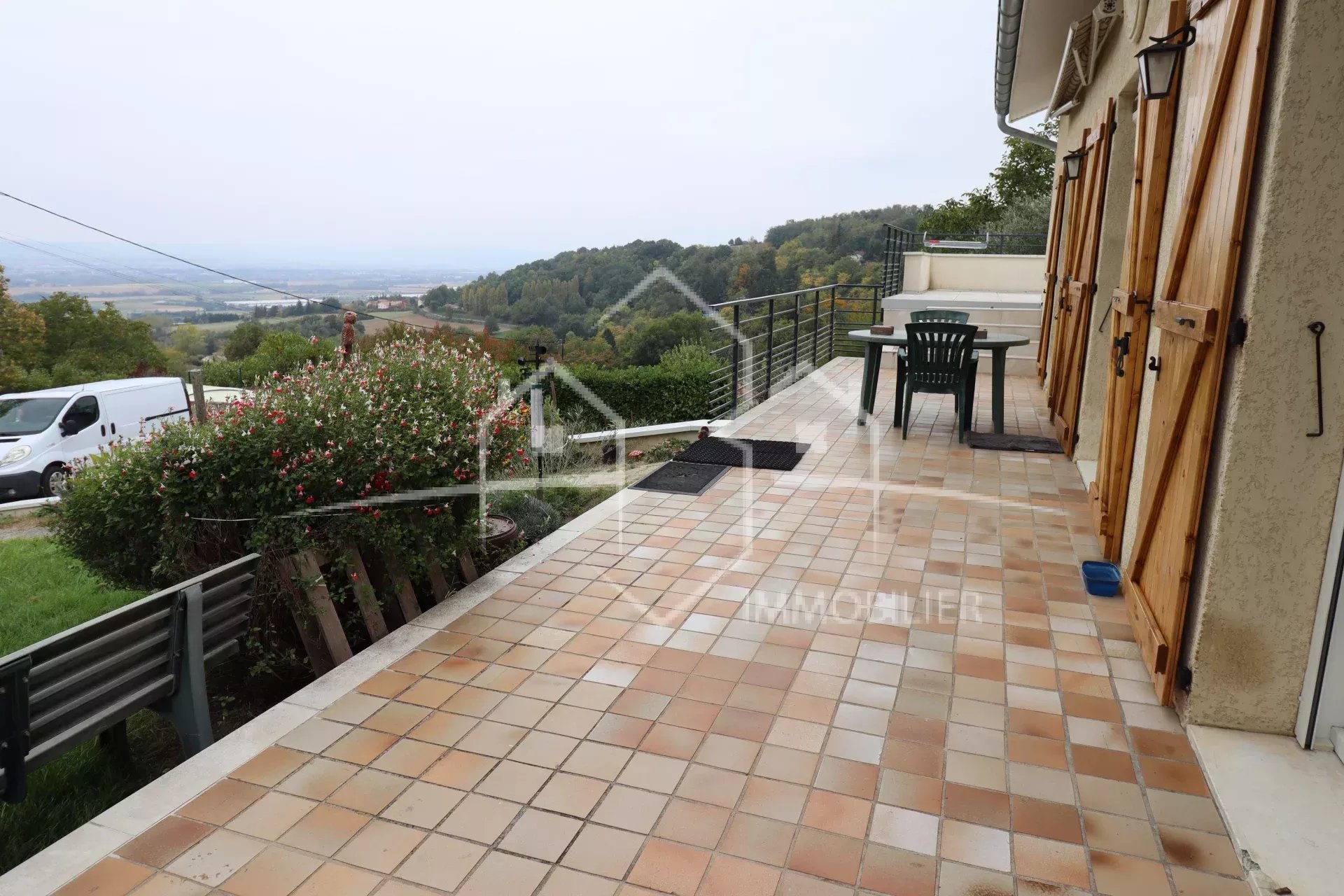 MAISON T4 AVEC VUE, SOUS-SOL ET PISCINE