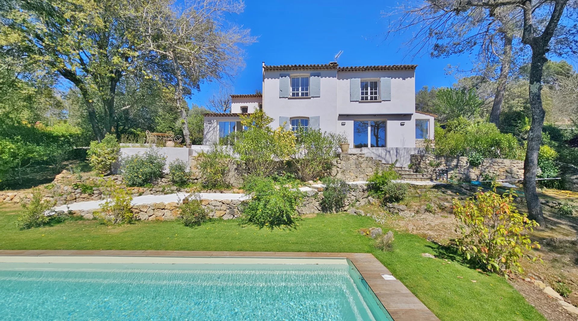 ROQUEFORT LES PINS VILLA RENOVEE