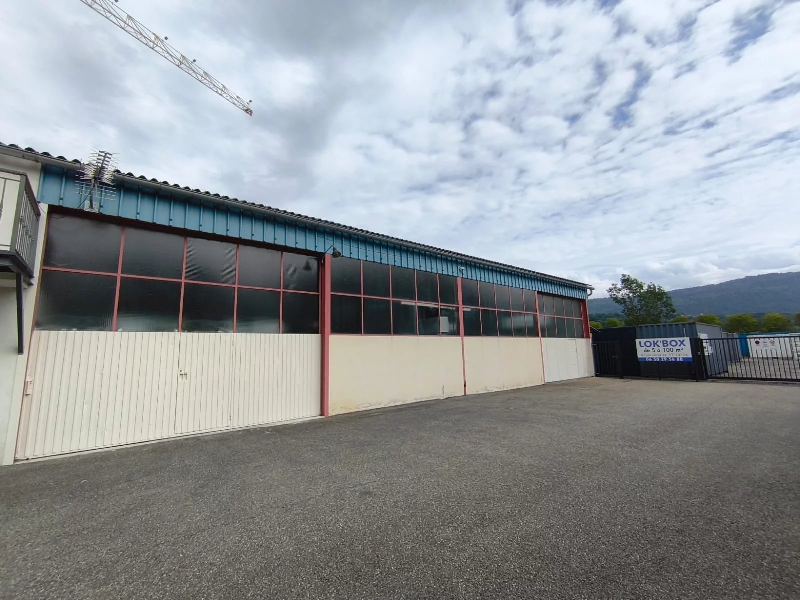 Local d’activité de 150 m² avec porte sectionnelle – Le Cruet (73800)