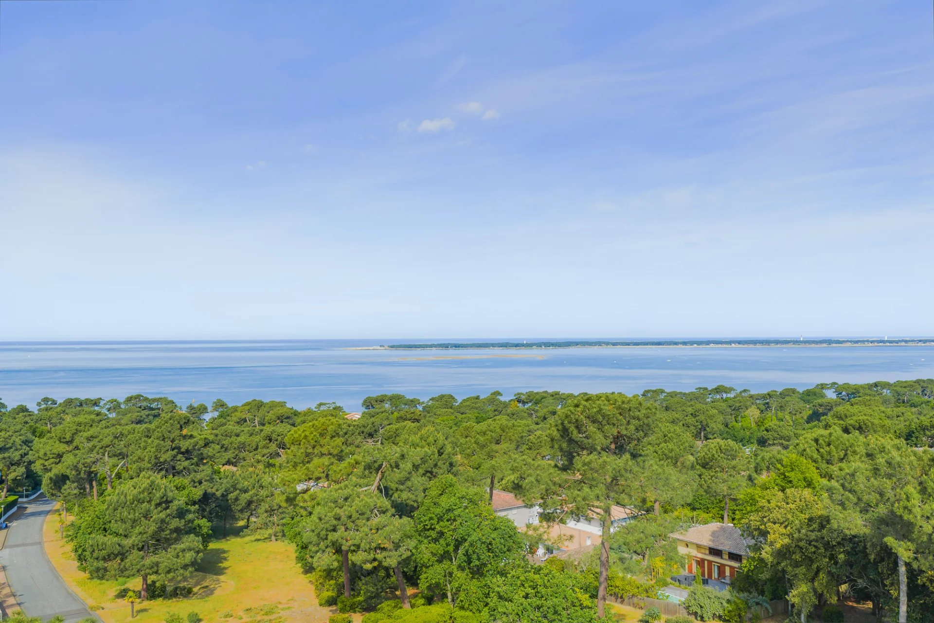 VILLA “BLANCA” WITH PANORAMIC VIEWS OF THE BASIN, SWIMMING POOL AND COVERED TERRACE – CAPACITY 6 PEOPLE - picture 3